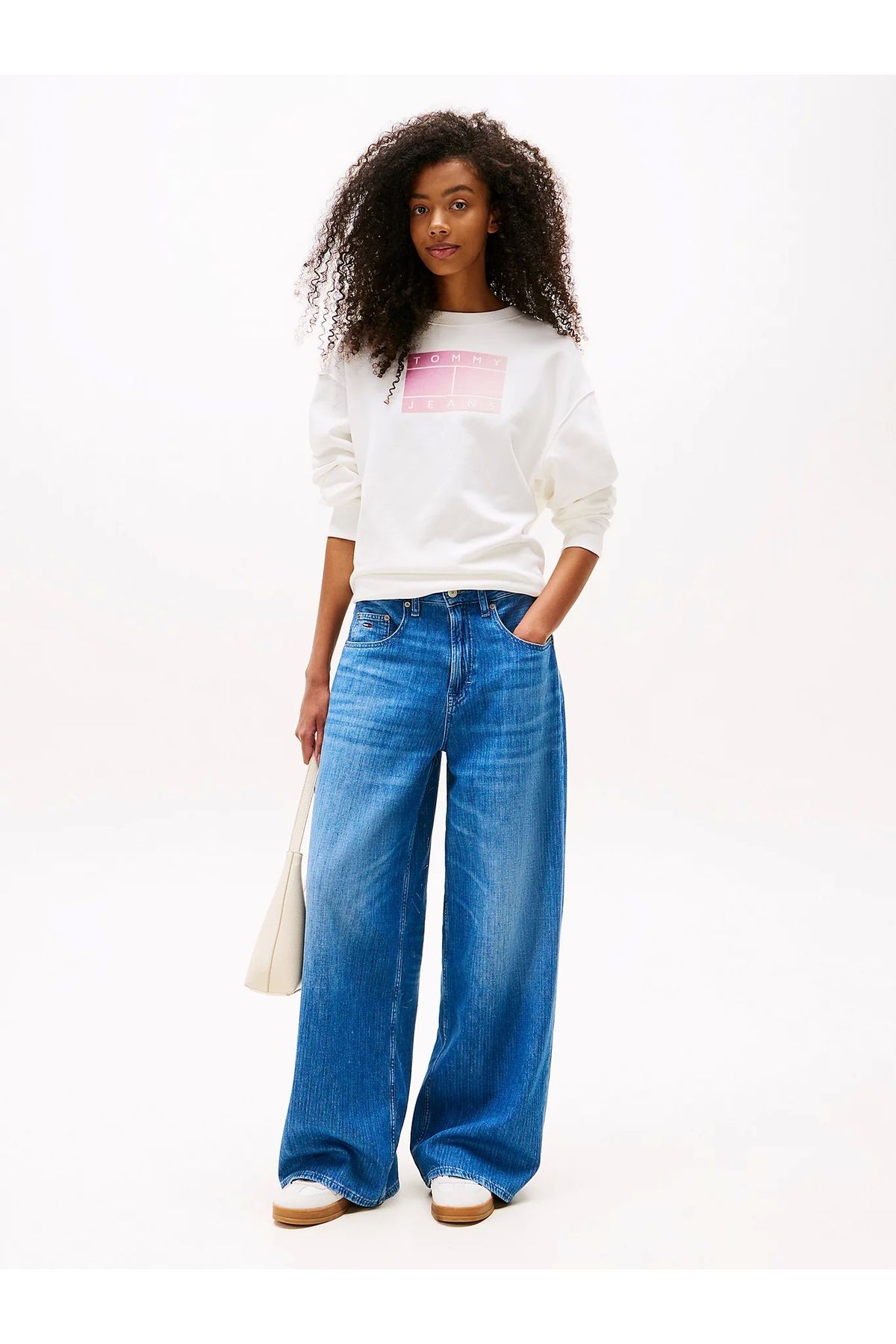 Tommy Jeans TJW RLX GRADIENT FLAG CREW Kadın Beyaz Kazak DW0DW21396YBL