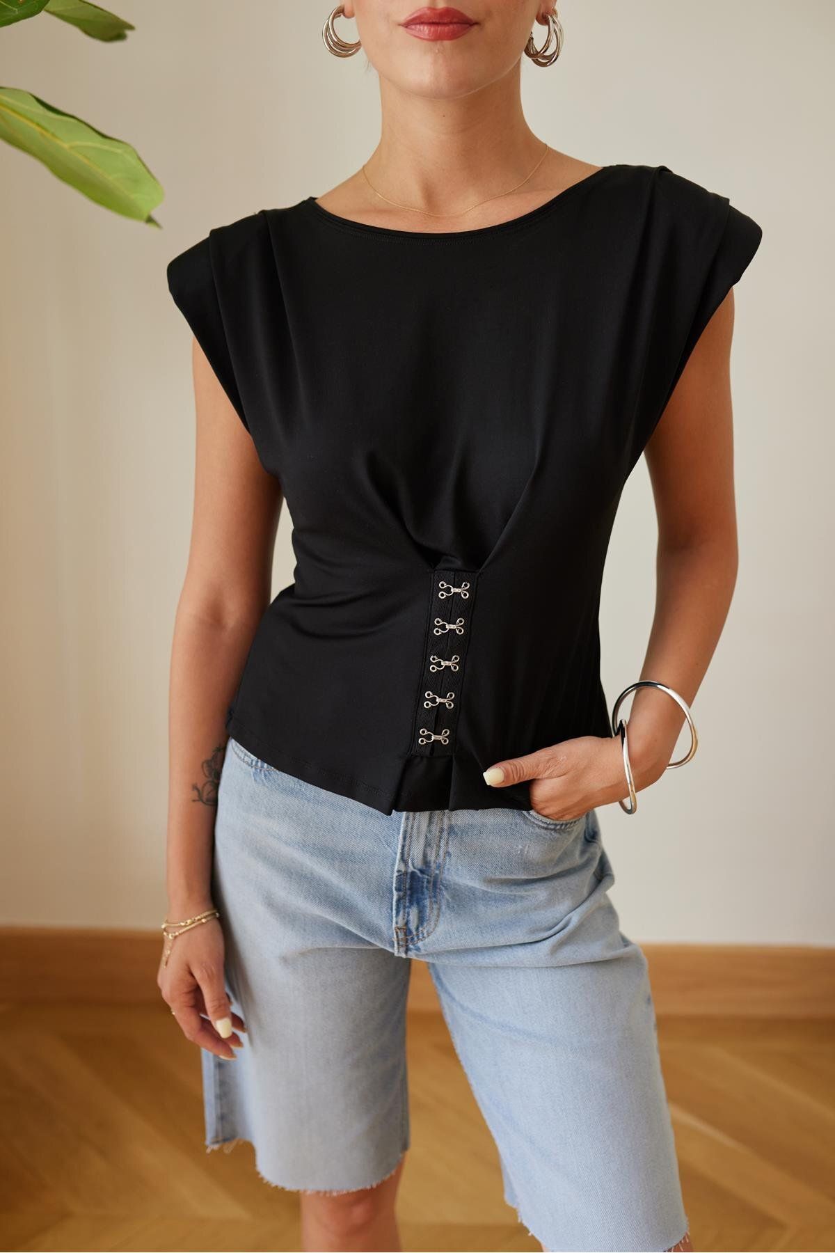 Askı Tekstil Siyah Vatkalı Önden Kanca Detaylı Bluz