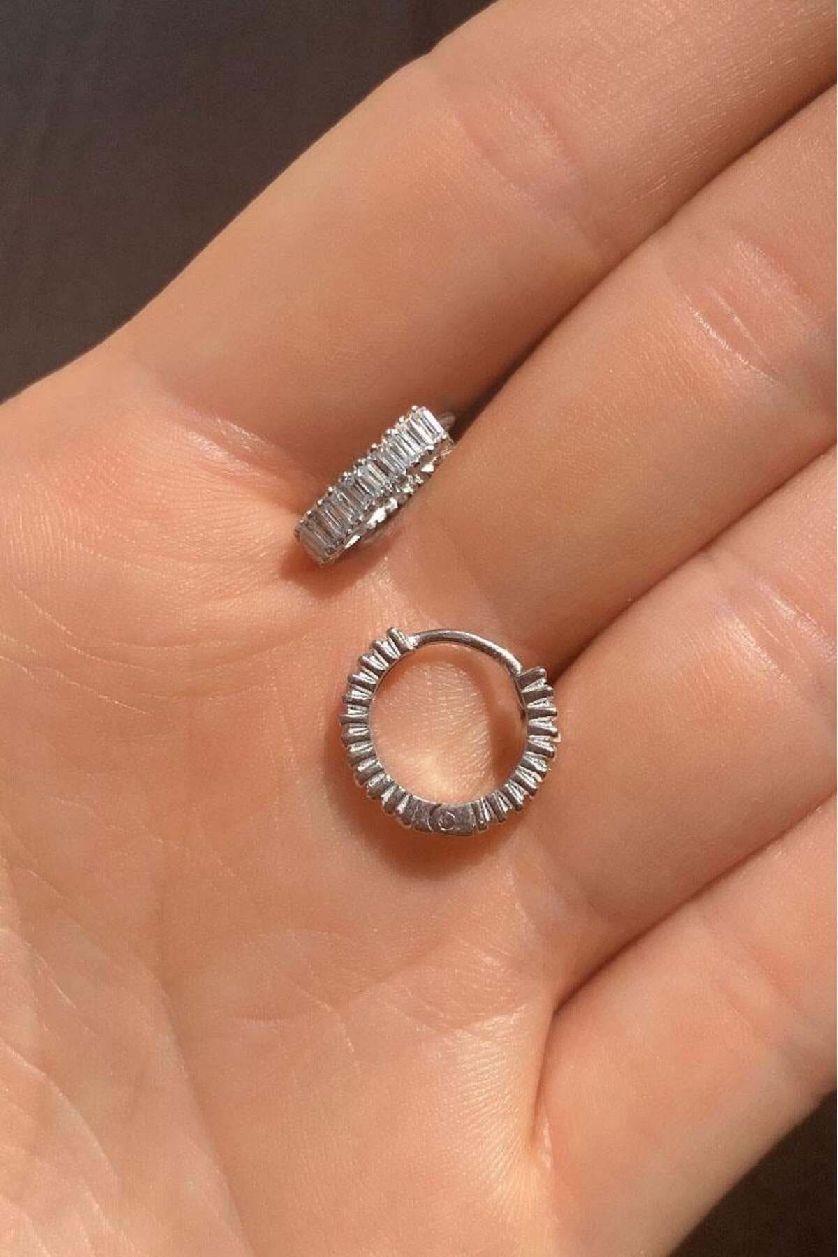 Spossy Silver Jewelry 1.4 cm Baget Taşlı Halka Küpe