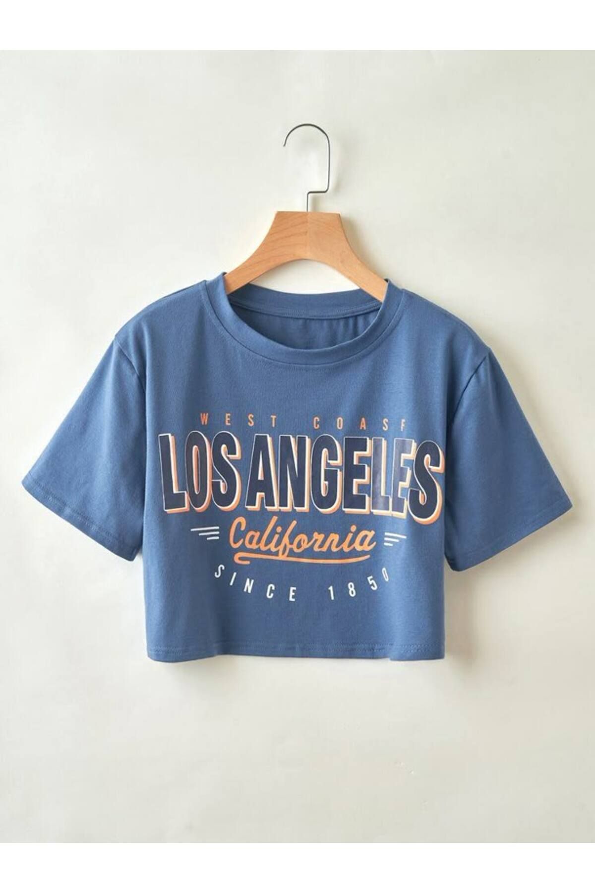 LAYORA "Los Angeles Baskılı Mavi Crop Tişört – Kaliforniya Ruhunu Taşı!"