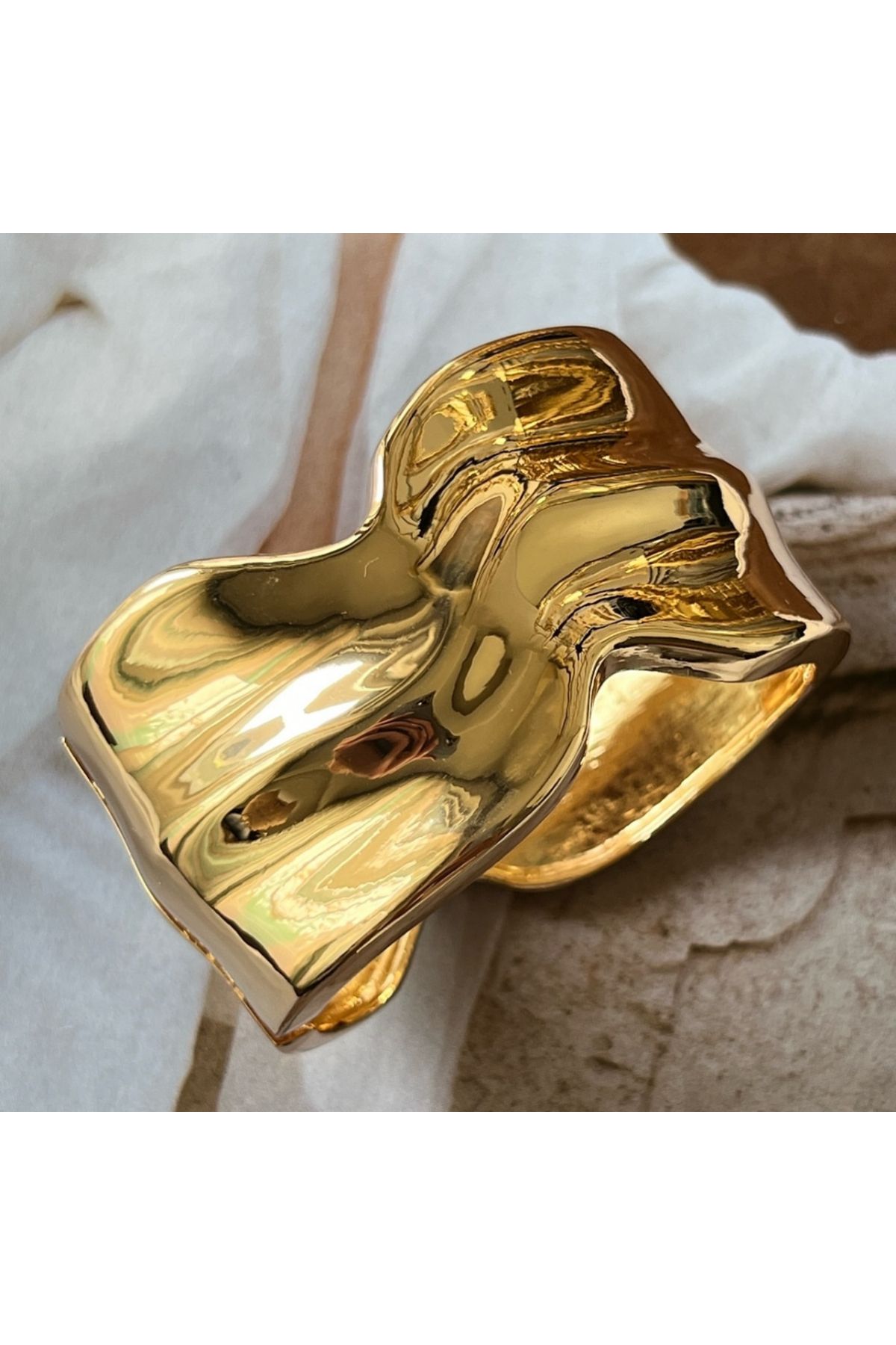 COCOSH TAKI Gold renk dalgalı modern kelepçe bileklik