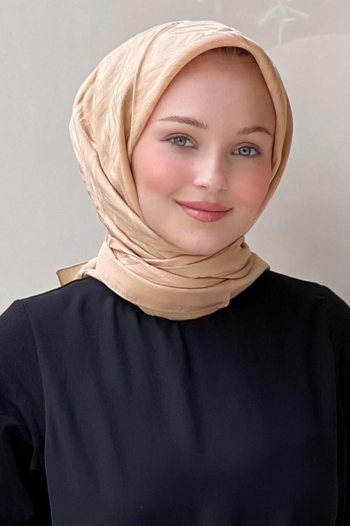Noura Elisa Eşarp