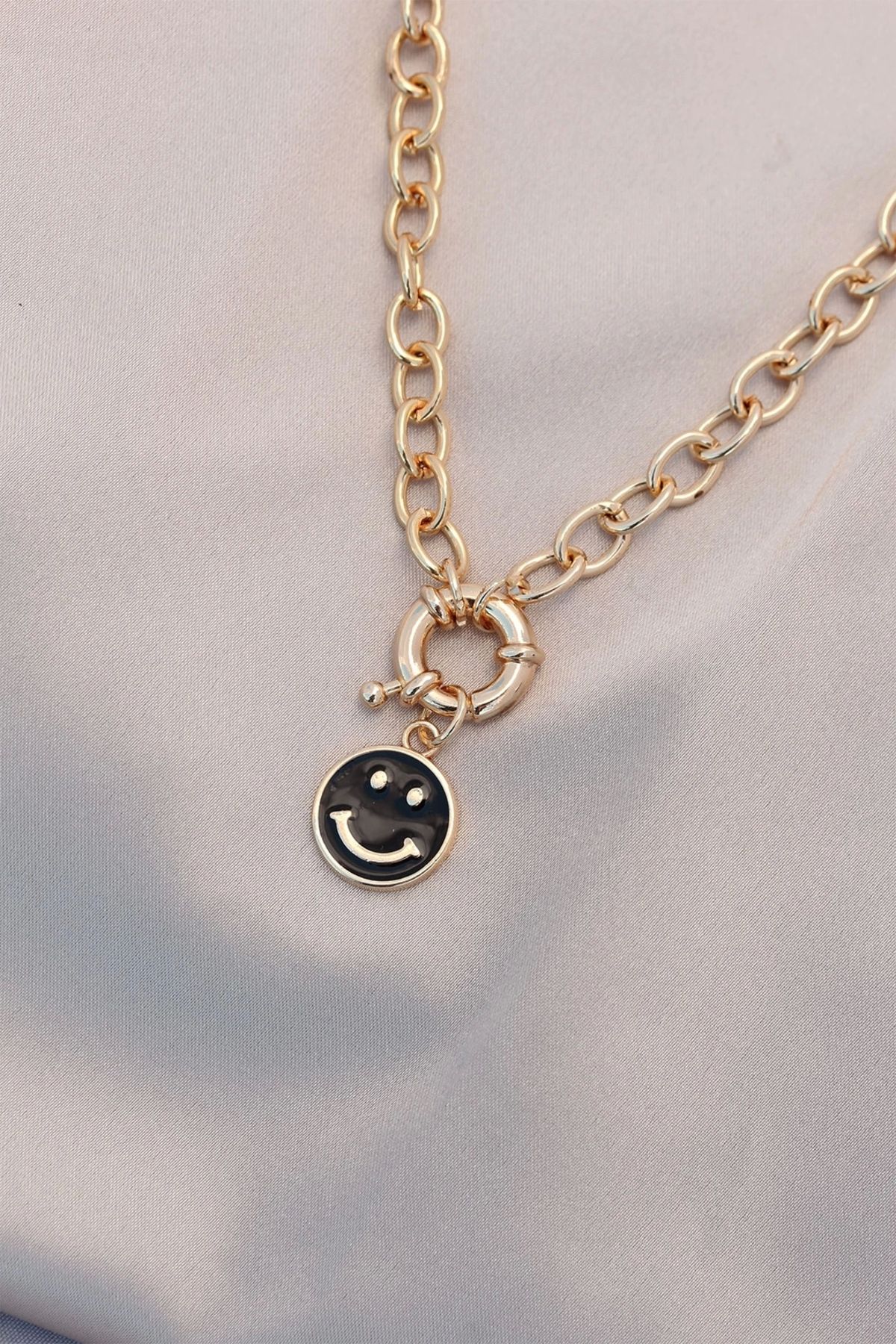 Moco Yeni Sezon Siyah Renk Smile Model Retro Gold Metal Kolye