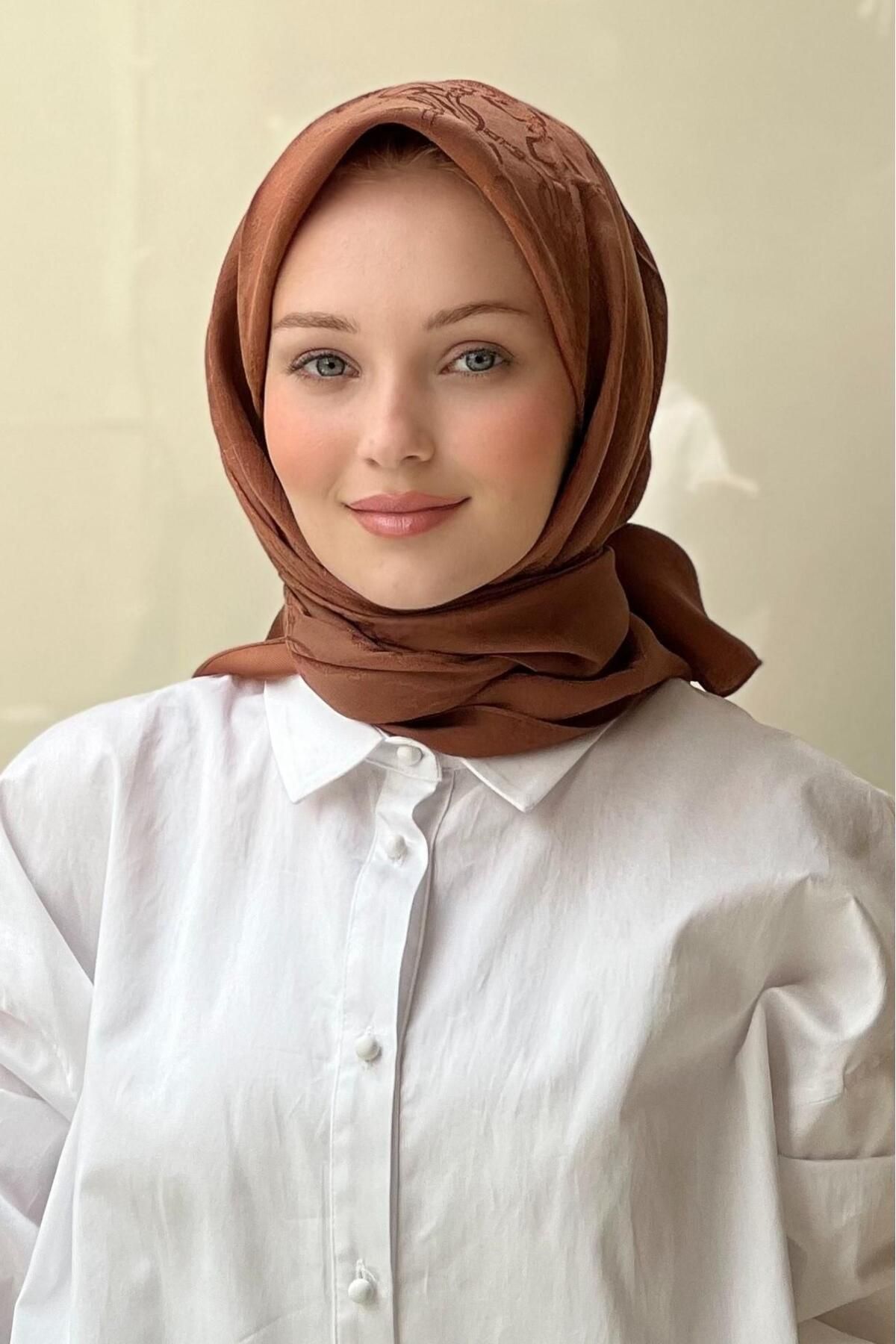 Noura Maria Eşarp