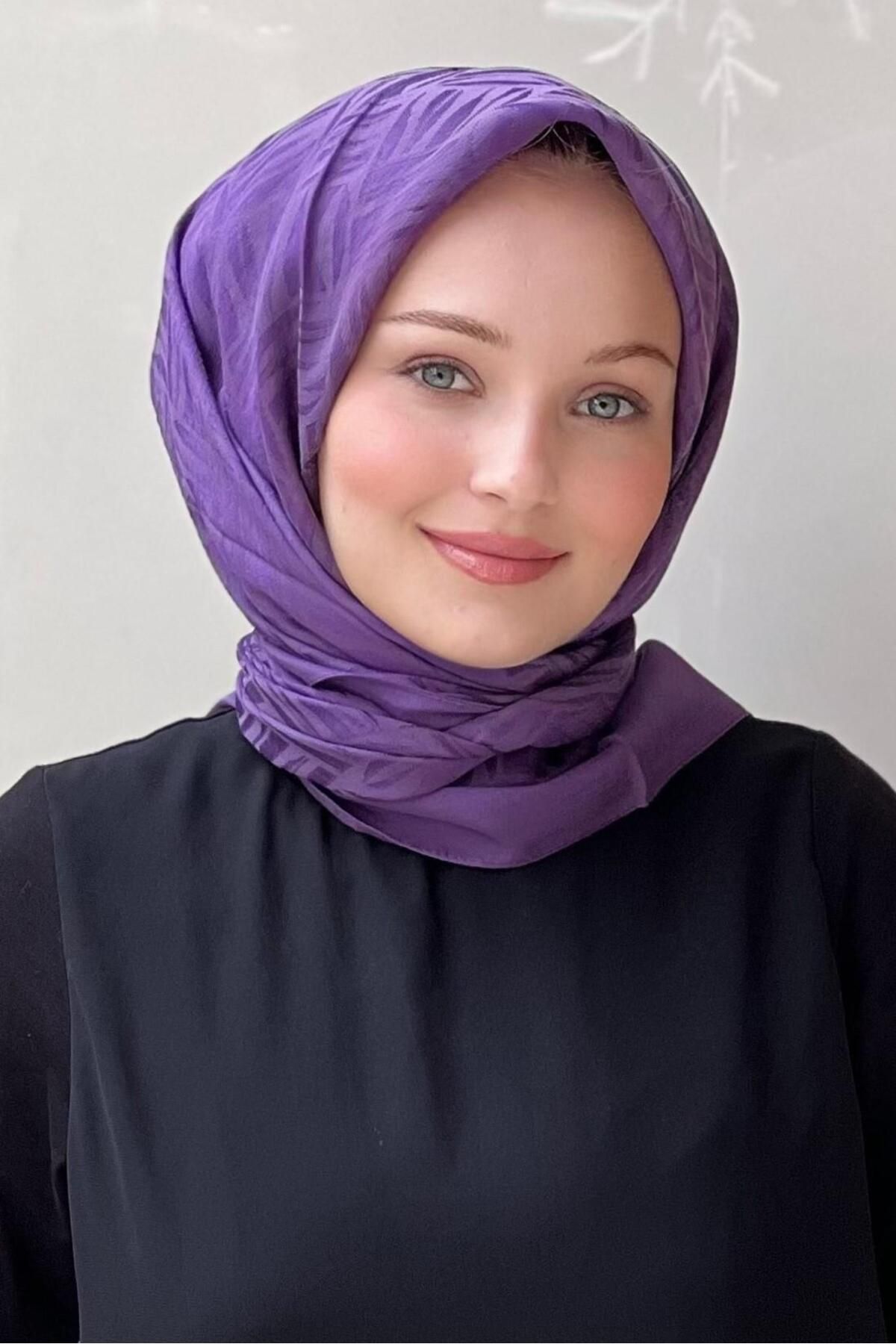 Noura Elisa Eşarp