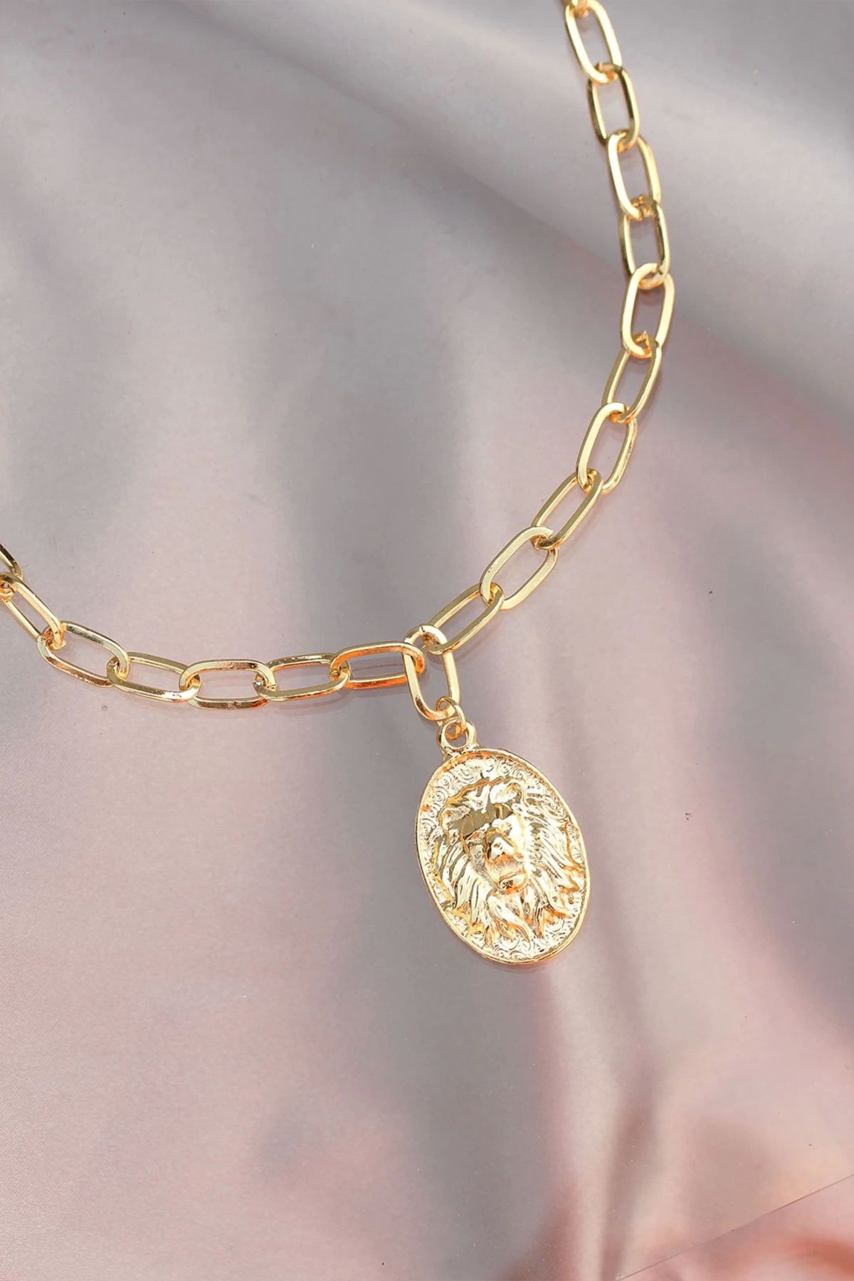 Clariss Aslan Figürlü Gold Metal Zincirli Kadın Kolye
