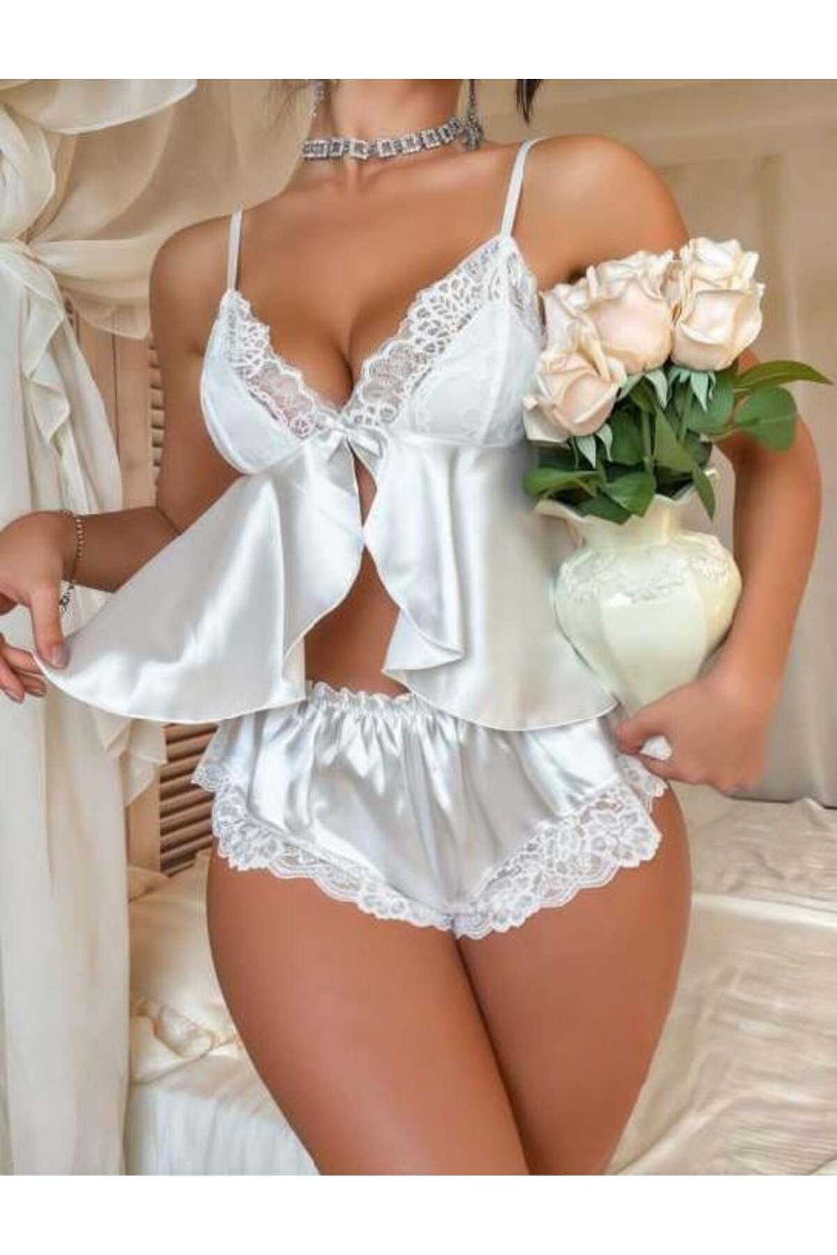 Mulvix Dantel İşlemeli İnce Askılı Beyaz Saten Şortlu Takım