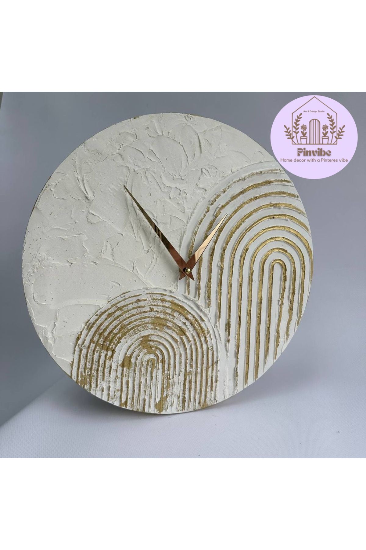 SaatMarketi PünVibe El Yapımı Kabartmalı Minimal Duvar Saati – Beyaz Alçı & Altın Detaylı (30 cm)