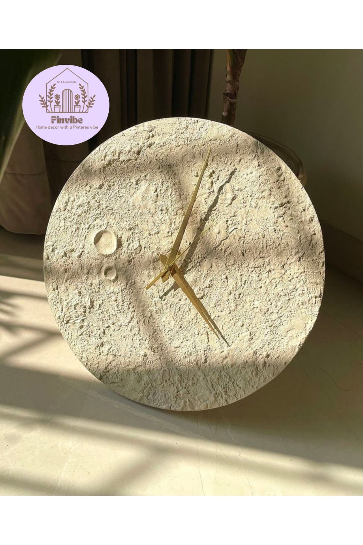 Dekorart PinVibe El Yapımı Kabartmalı Ay Desenli Duvar Saati – Beyaz Alçı (30 cm)