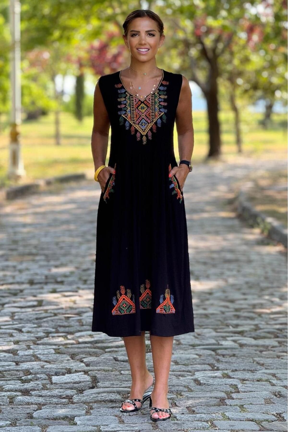 Nevin Kaya Moda Siyah Anadolu Nakışlı Kolsuz Elbise