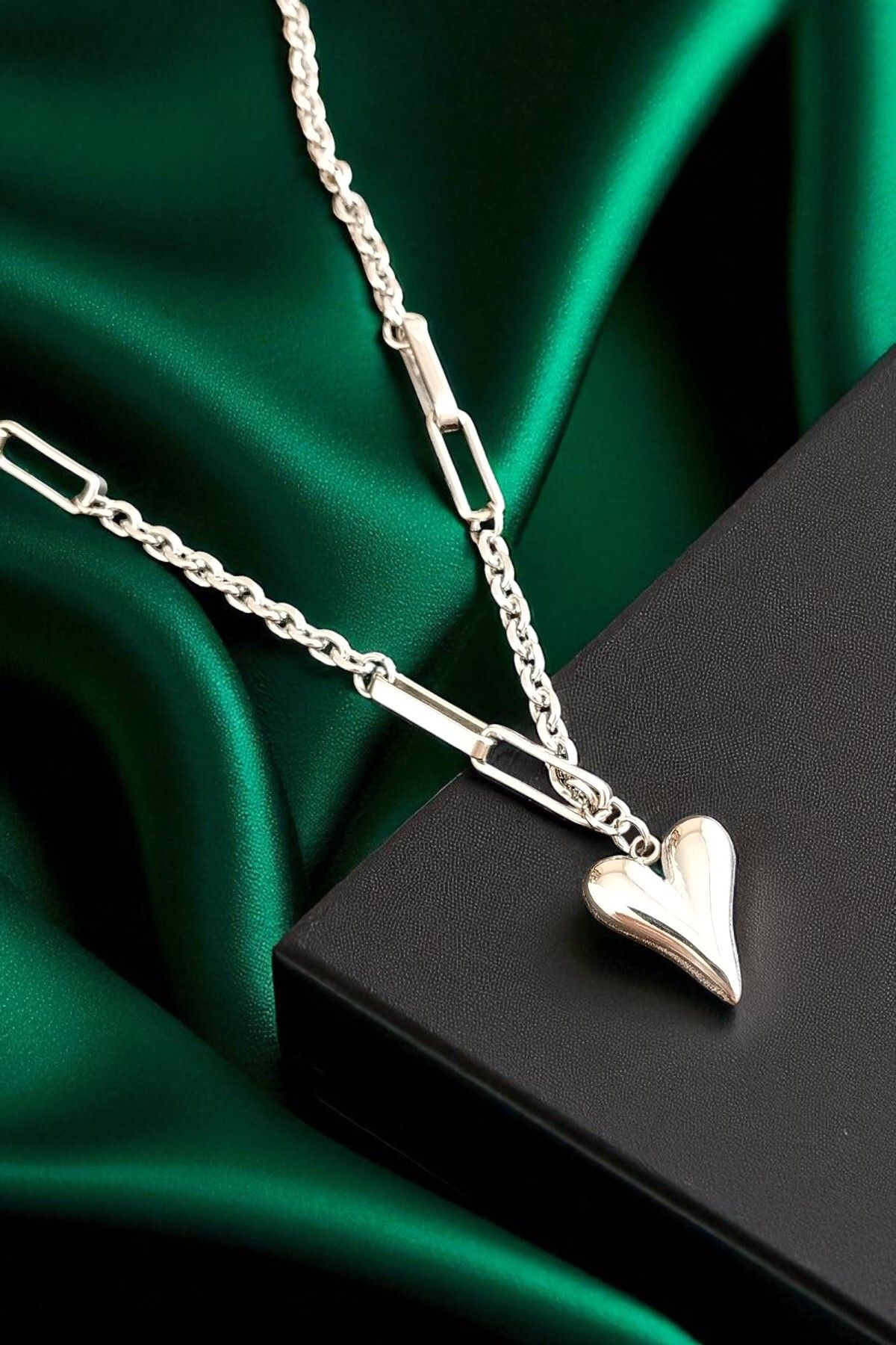 Serenita Mare Kadın Çelik Paperclip Zincirli Su Yolu Gümüş Kaplama Kalp Figür Sallantılı Stilize Model Kolye