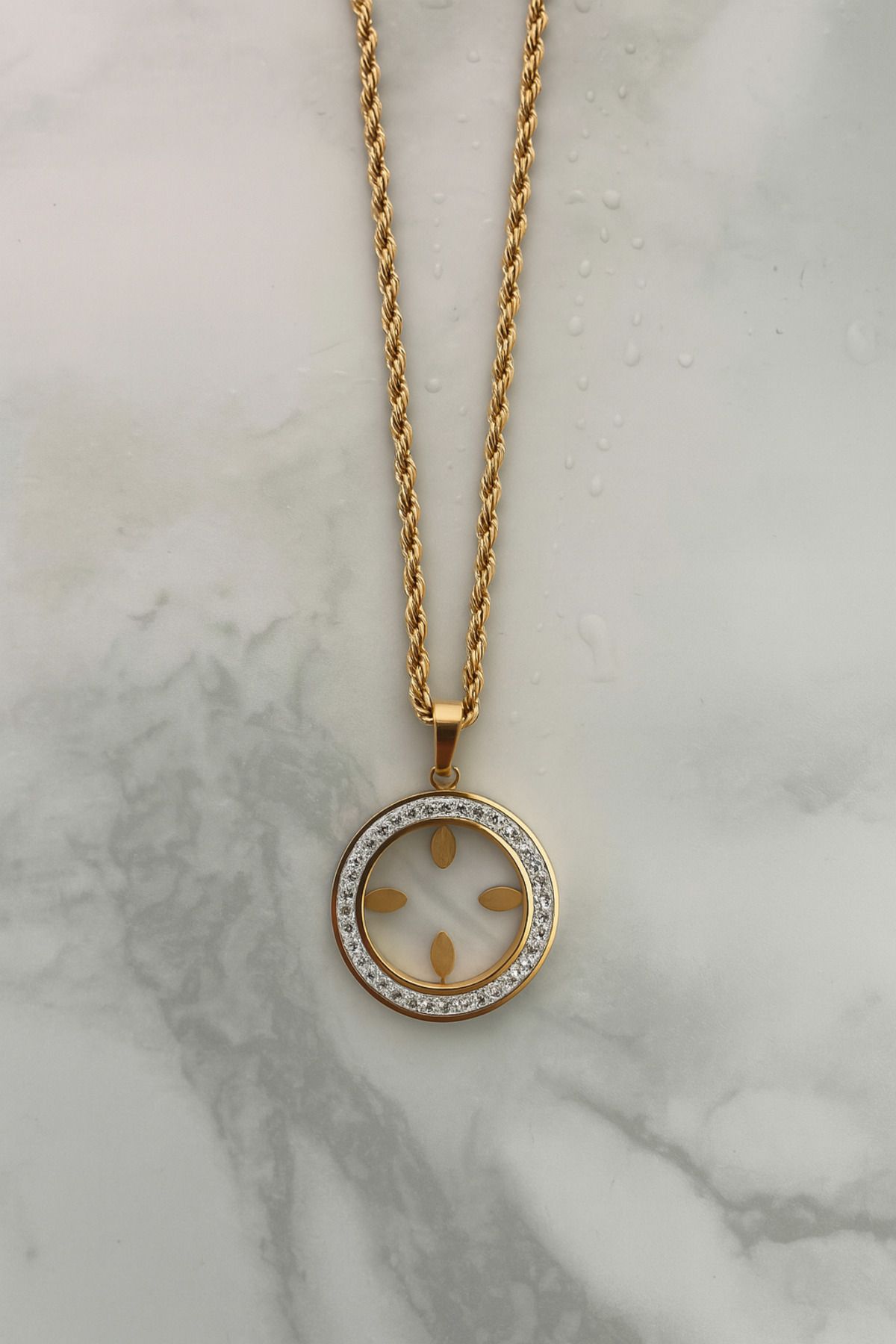 DARENT COLLECTİON Gold Renkli Yuvarlak Çelik Kolye – Kristal Taş Detaylı, Çeyrek Model