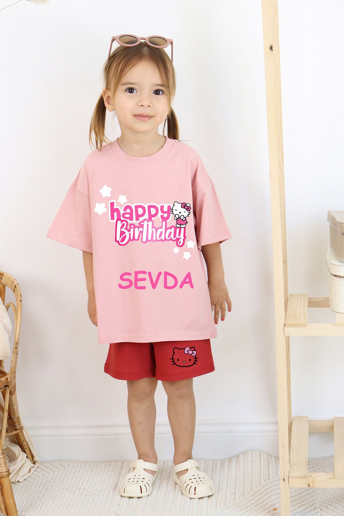 Babywom Kişiye Özel Kız Çocuk Doğum Günü Takımı – İsim Yazılı Tişört & Hello Temalı Tshirt – %100 Pamuk