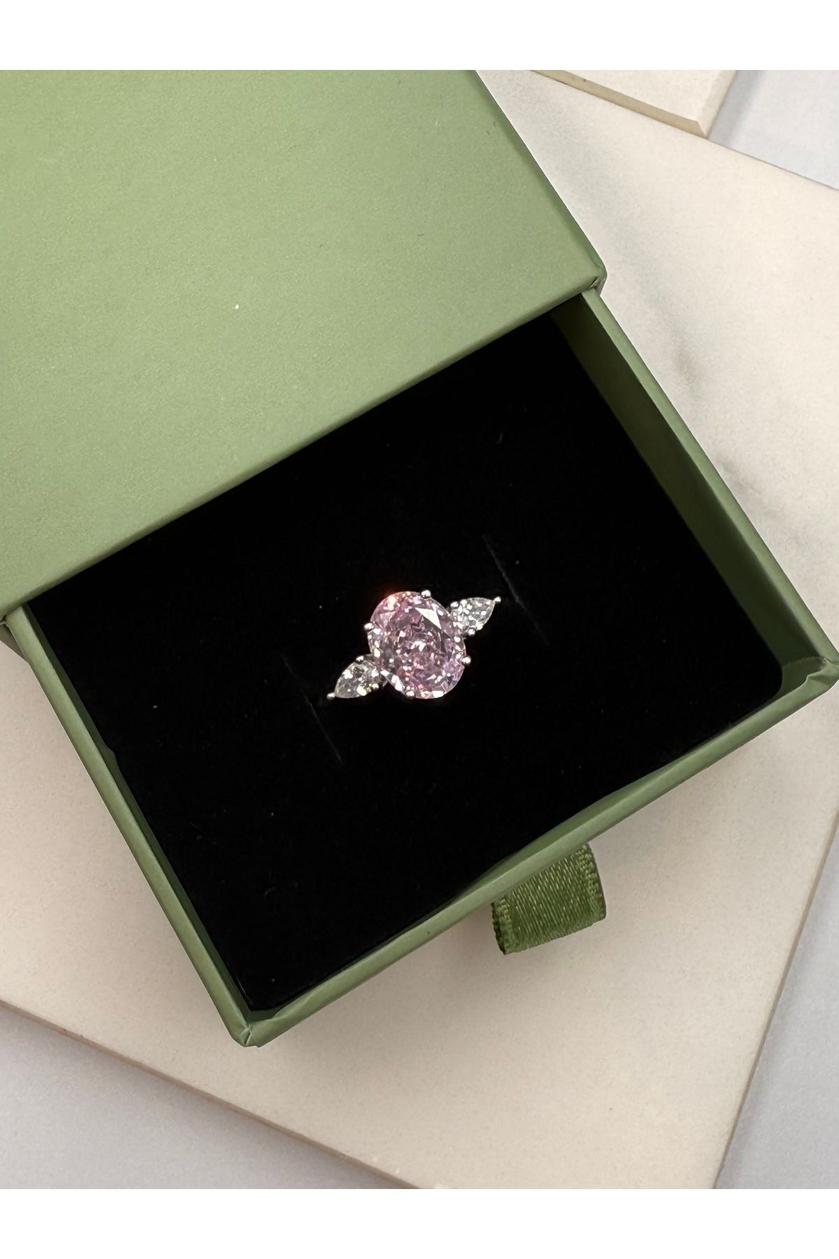 Unzilee PEMBE TAŞLI OVAL ŞEKLİNDE 925 AYAR GÜMÜŞ PIRLANTA KESİM YÜZÜK