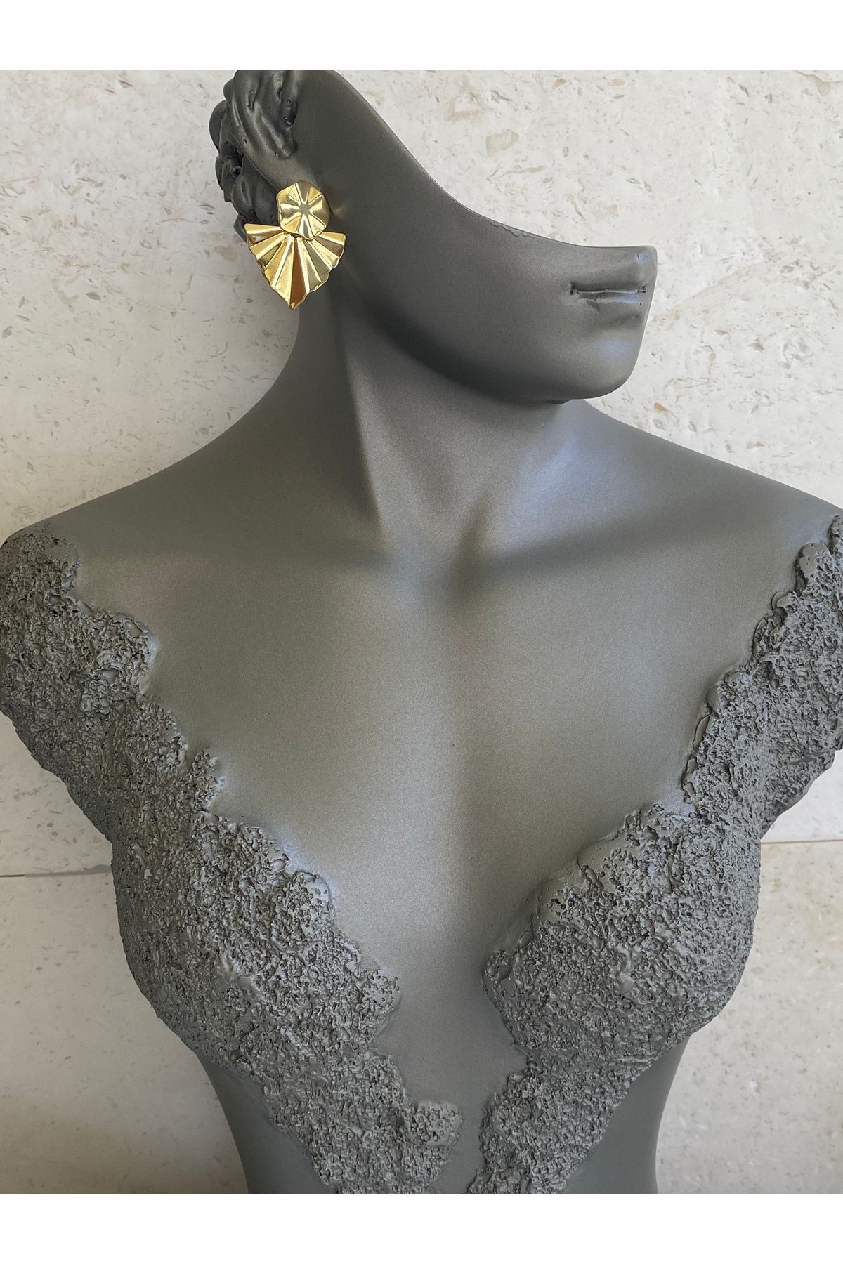 Lucios-Modern Nail Earring with Golden Craftsmanship 3
