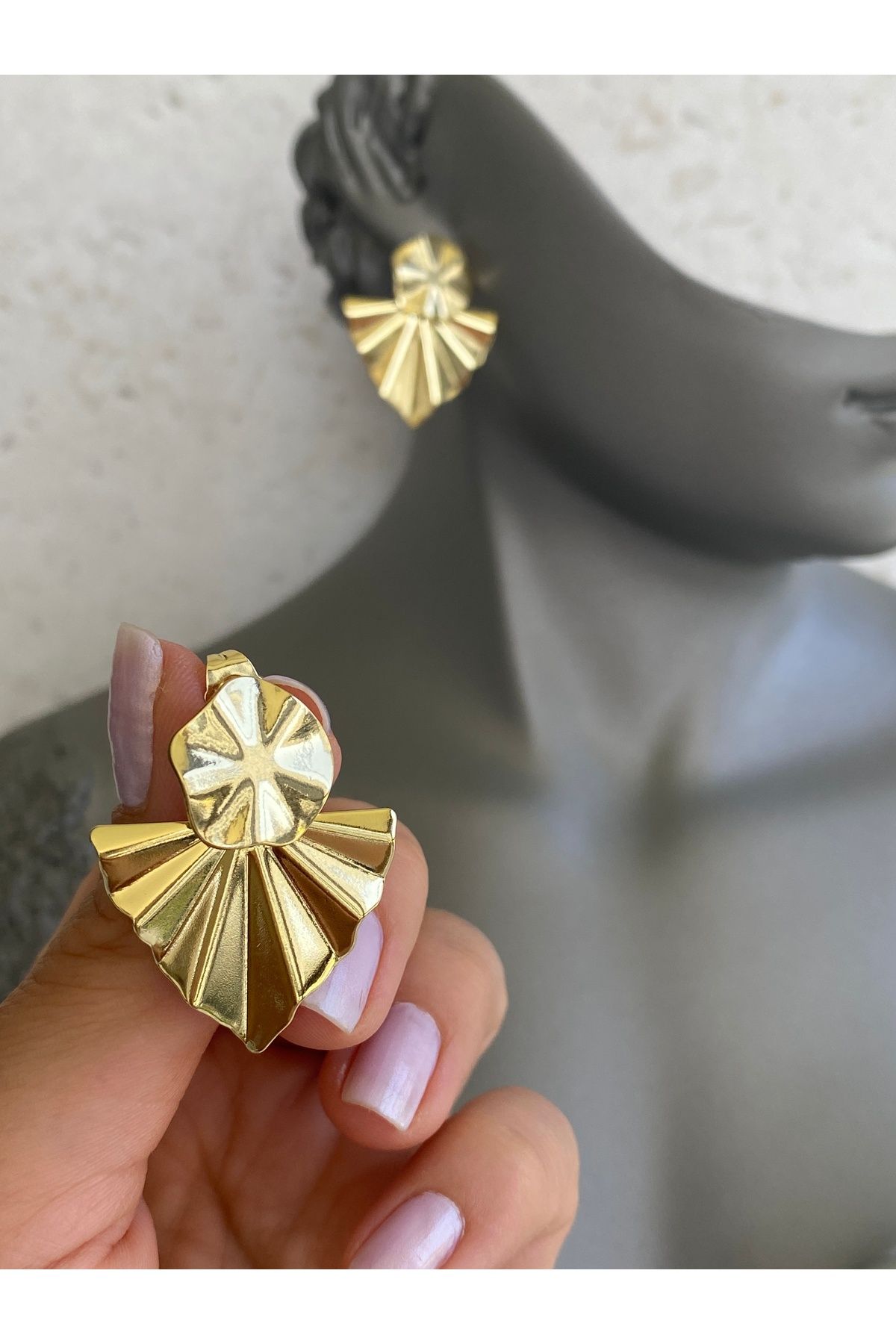 Lucios-Modern Nail Earring with Golden Craftsmanship 4