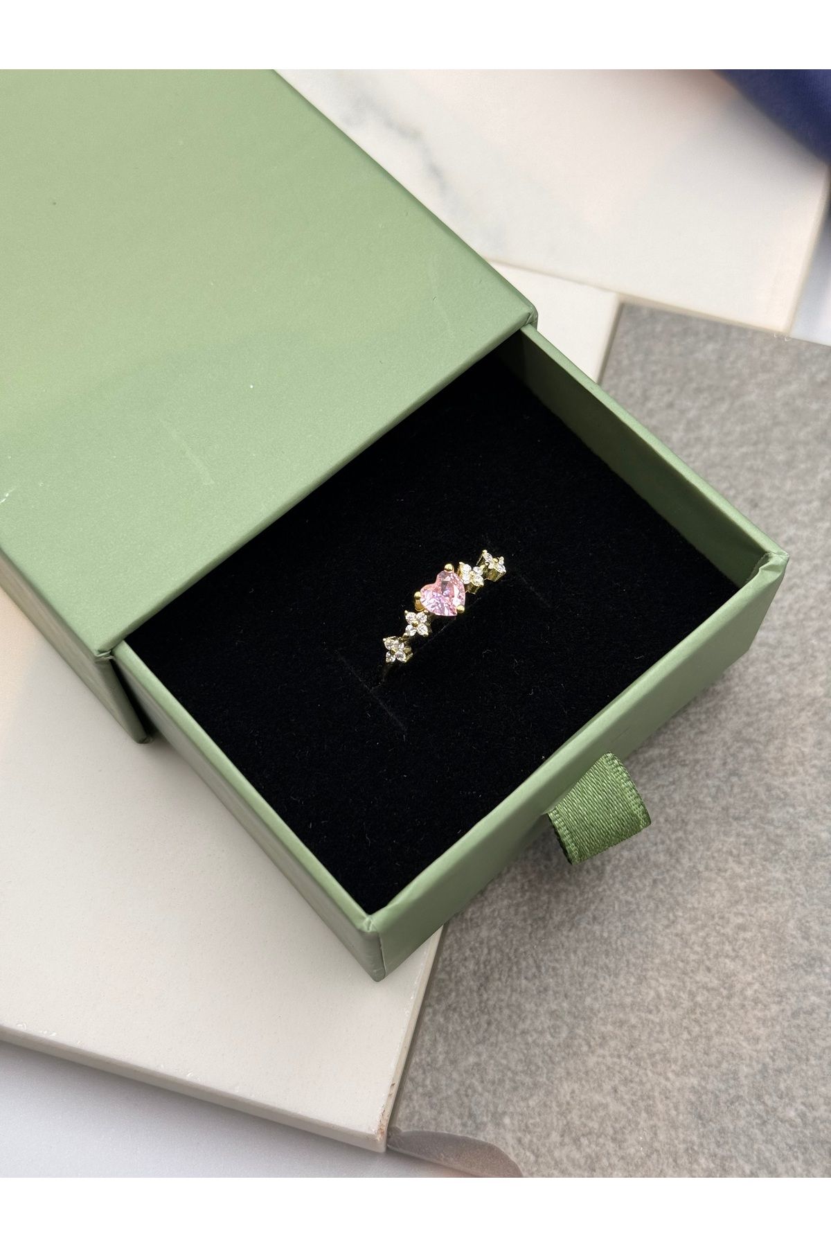 Unzilee PEMBE TAŞLI KALP ŞEKLİNDE 925 AYAR GÜMÜŞ KALPLİ PIRLANTA KESİM GOLD RENK YÜZÜK