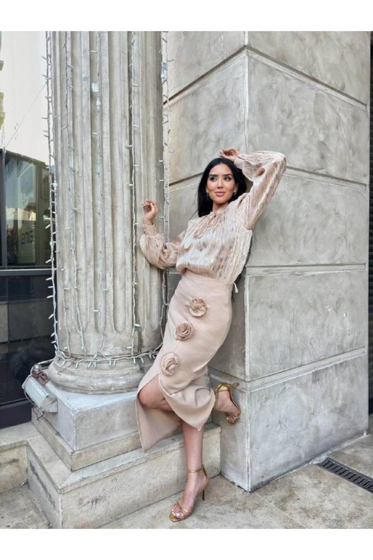Castivo Fashion Işıltılı Fiyonk Yaka Bluz & Gül Aplikeli Etek Takım