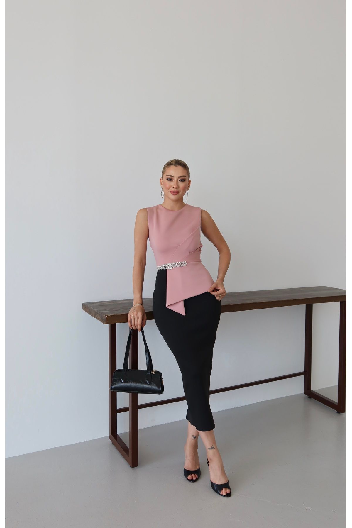 1Moda1Tarz Kadın İthal Kumaş Taş İşlemeli Astarlı Yırtmaçlı Astarlı Özel Tasarım Elbise
