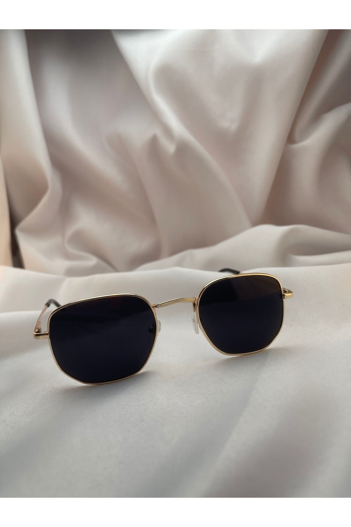 Butik Uv 400 Korumalı Unisex Siyah Gold Detaylı Beşgen Güneş Gözlüğü Silme Bezi Hediyeli