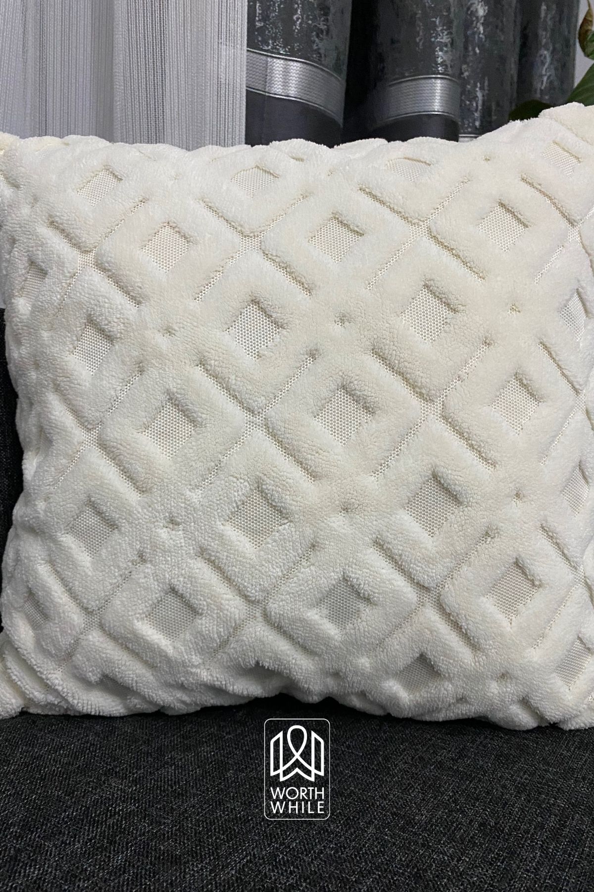 WorthWhile Grida Ekru Peluş Kare Desenli Kırlent Kılıfı 43x43 cm | Yumuşak Kabartmalı Kırlent Kılıfı