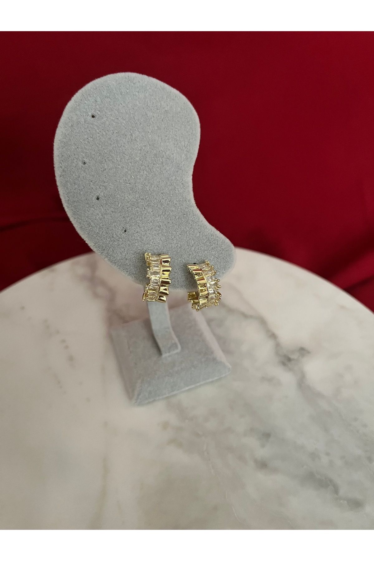 AKSESUARIM Baget Taşlı Gold Küpe – Işıltılı Çelik Halka Model