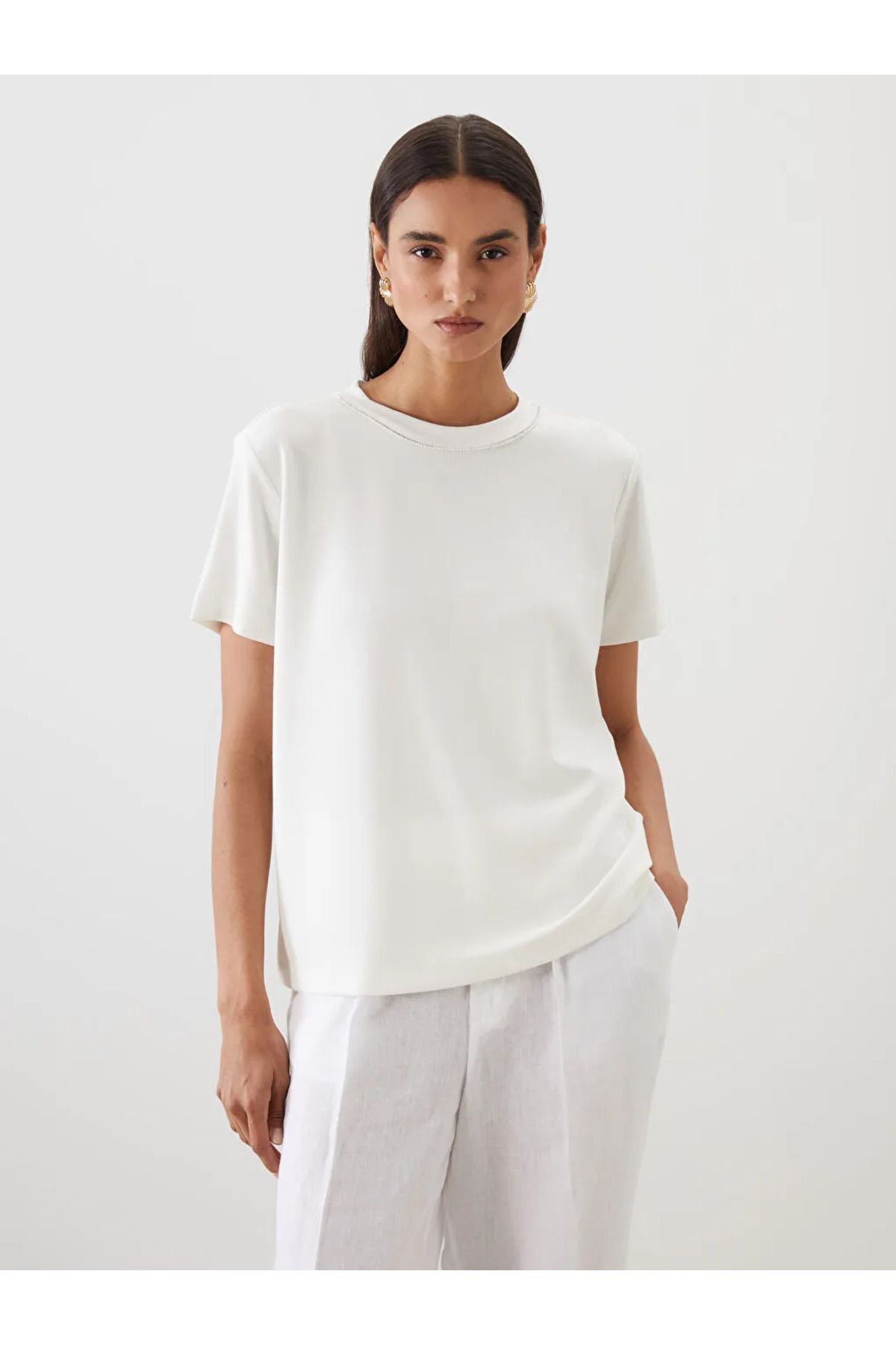 LC Waikiki LCW Modest Ekru Bisiklet Yaka Kadın Tişört