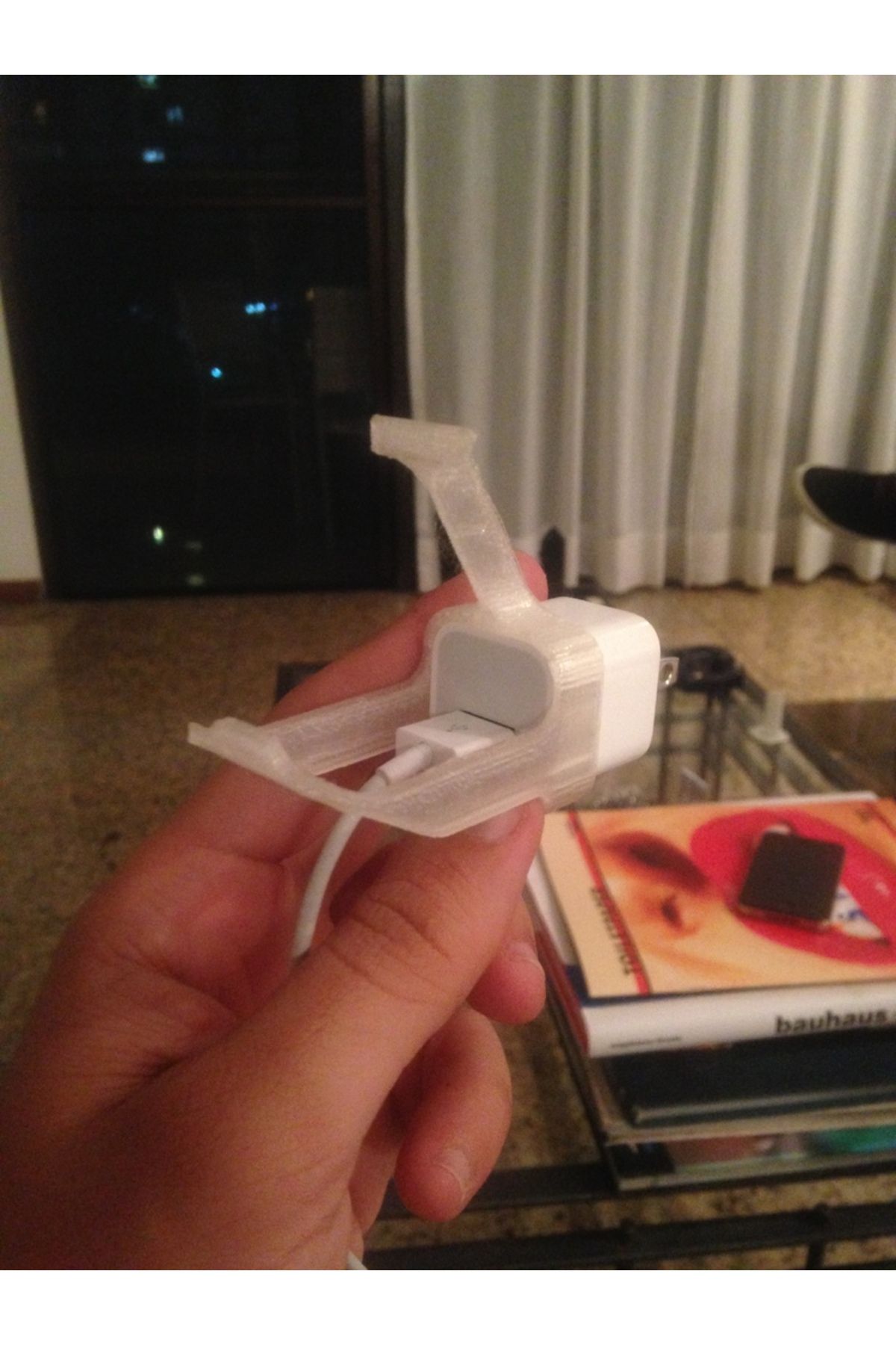 Lucest iPhone şarj tutucusu (Plastik Aparattır!!!)