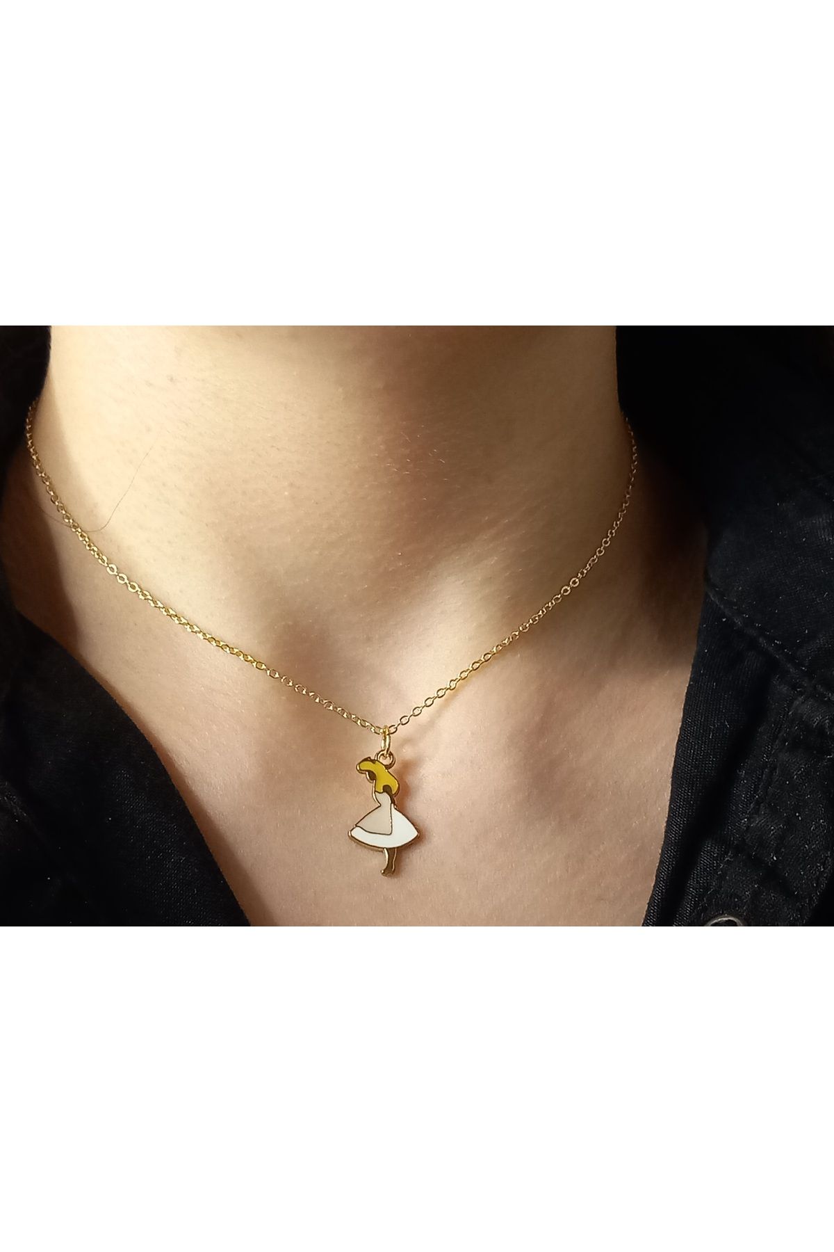 Crystal Atelier Prenses Alice Figürlü Altın Kaplama Çelik Kolye–Sevimli ve Şık Tasarım Hediyelik Takı-Prenses Kolye