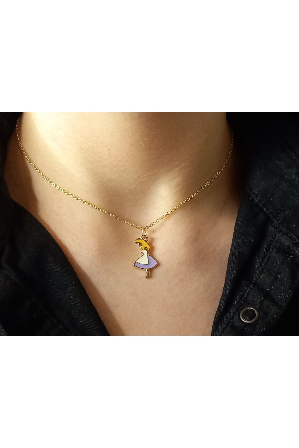 Crystal Atelier Prenses Alice Figürlü Altın Kaplama Çelik Kolye–Sevimli ve Şık Tasarım Hediyelik Takı-Prenses Kolye