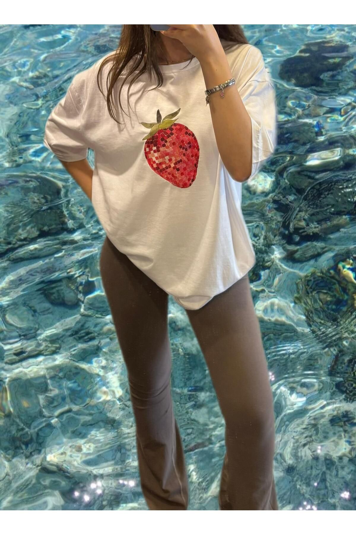 LAYORA Beyaz Çilek Baskılı Oversize Unisex T-Shirt