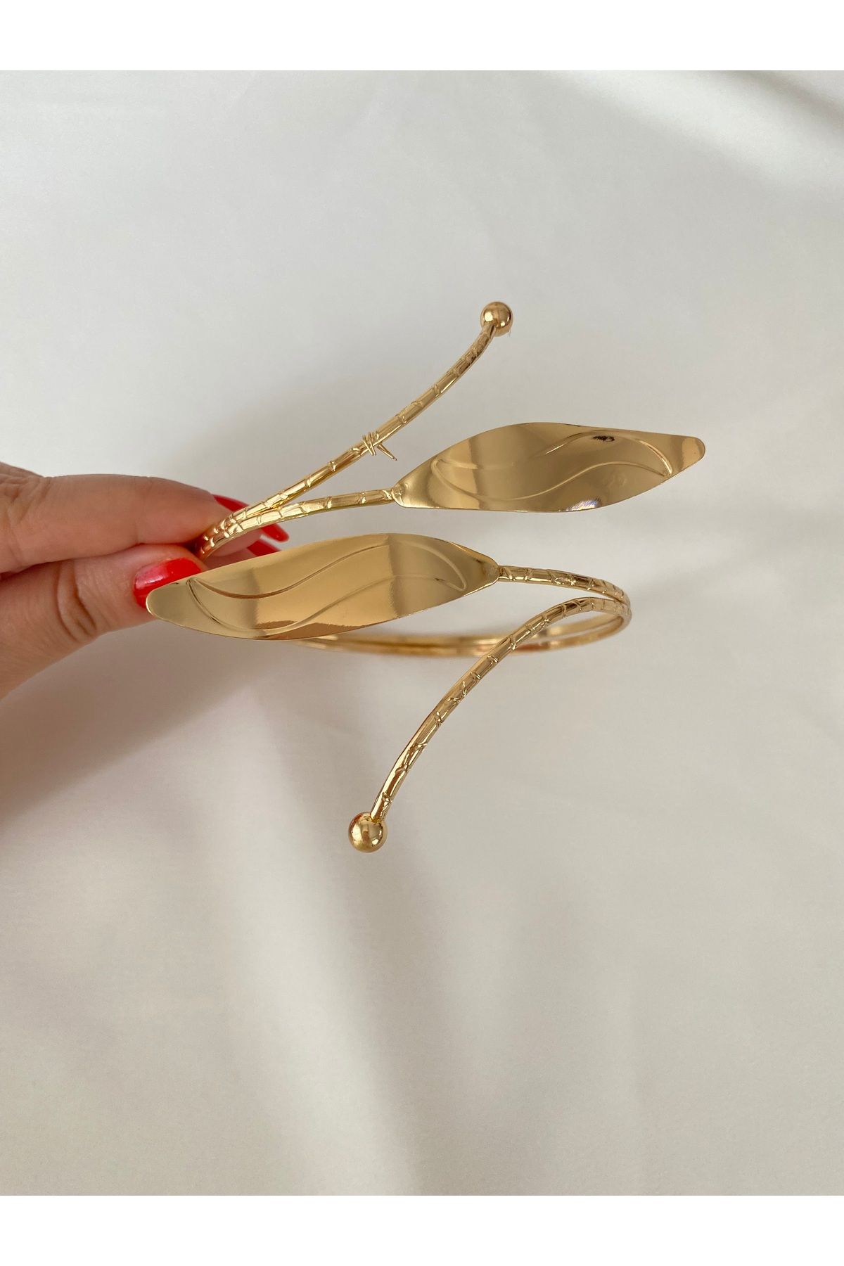 Store Yaprak Desenli Gold Bileklik