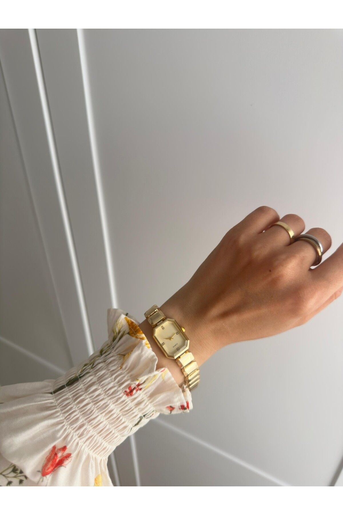 MERW Mieala Model Gold Sarı Renk Metal Kordon Vintage Seri Kadın Kol Saati