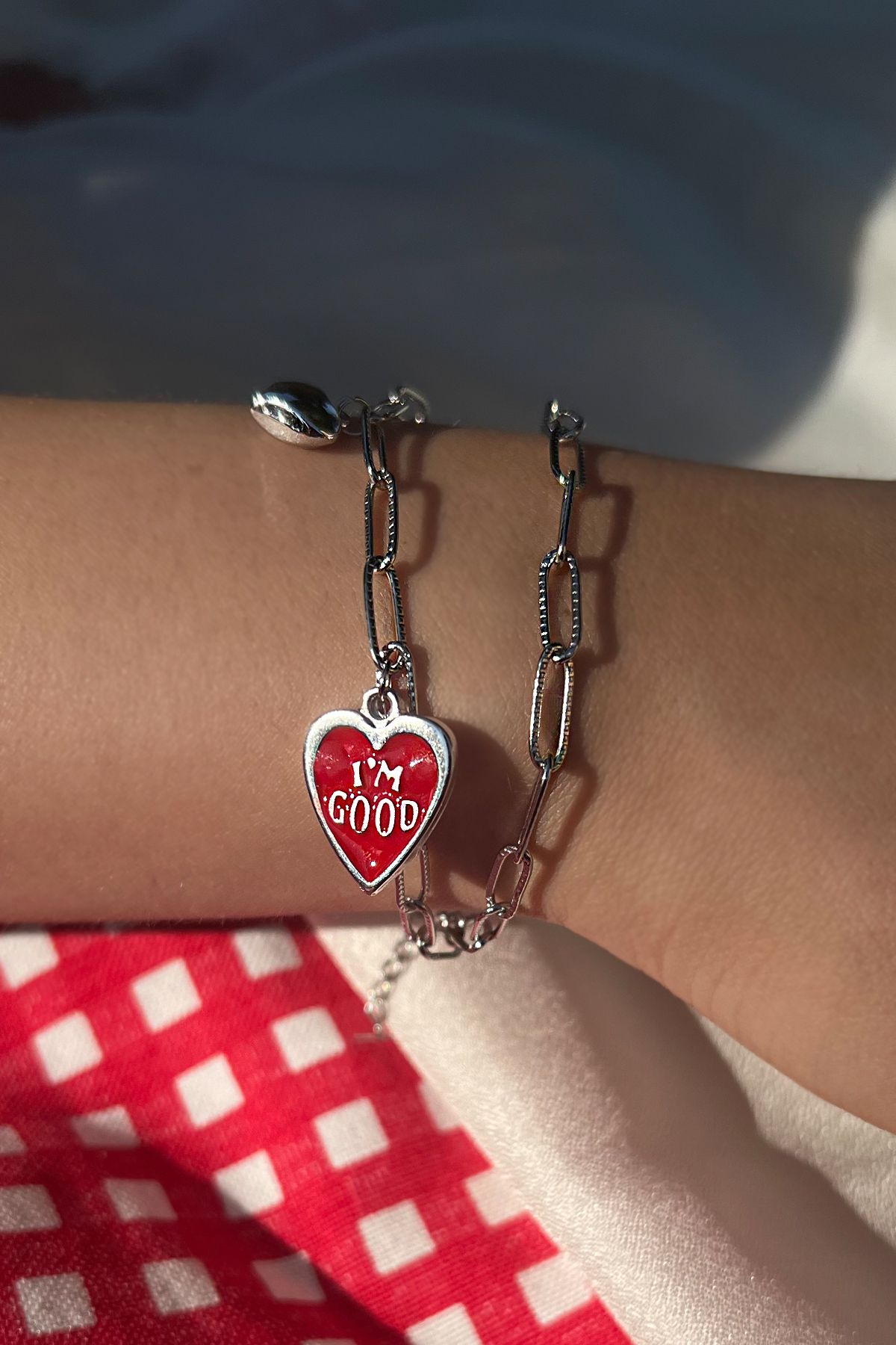 MİLSO Im Good Kırmızı Kalp Charm Detaylı Ataç Zincirli Çelik Bileklik