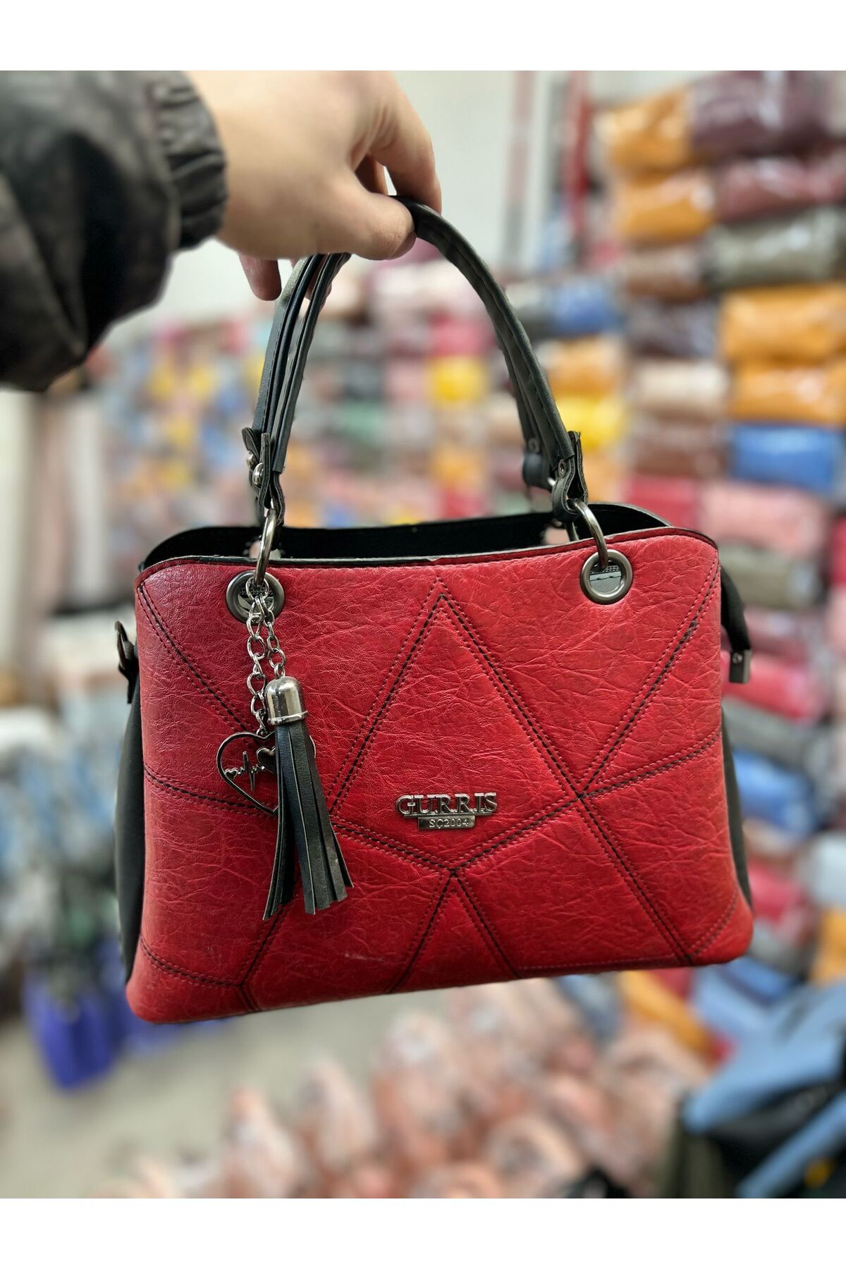 Efe GURRİS 3 GÖZLÜ AYARLANABİLİR UZUN ASKILI FERMUARLI ARKA CEPLİ ASTARLI EL VE OMUZ ÇANTASI 29x21 cm