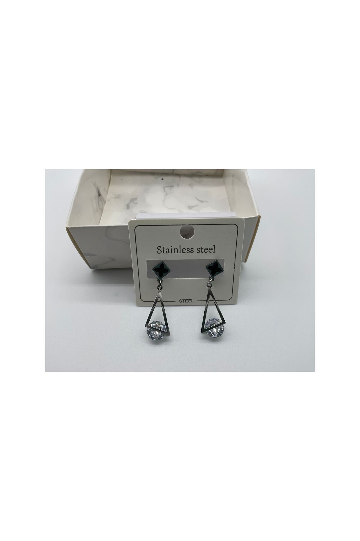 CHIC METALİK ÜÇGEN FİGÜRLÜ SALLANTILI ÇELİK KÜPE