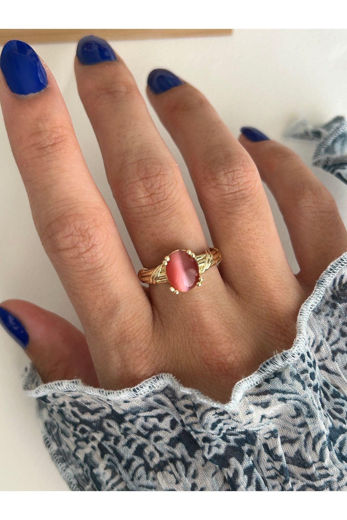 ringbox-Red Ring with Cat's Eye Stone 1