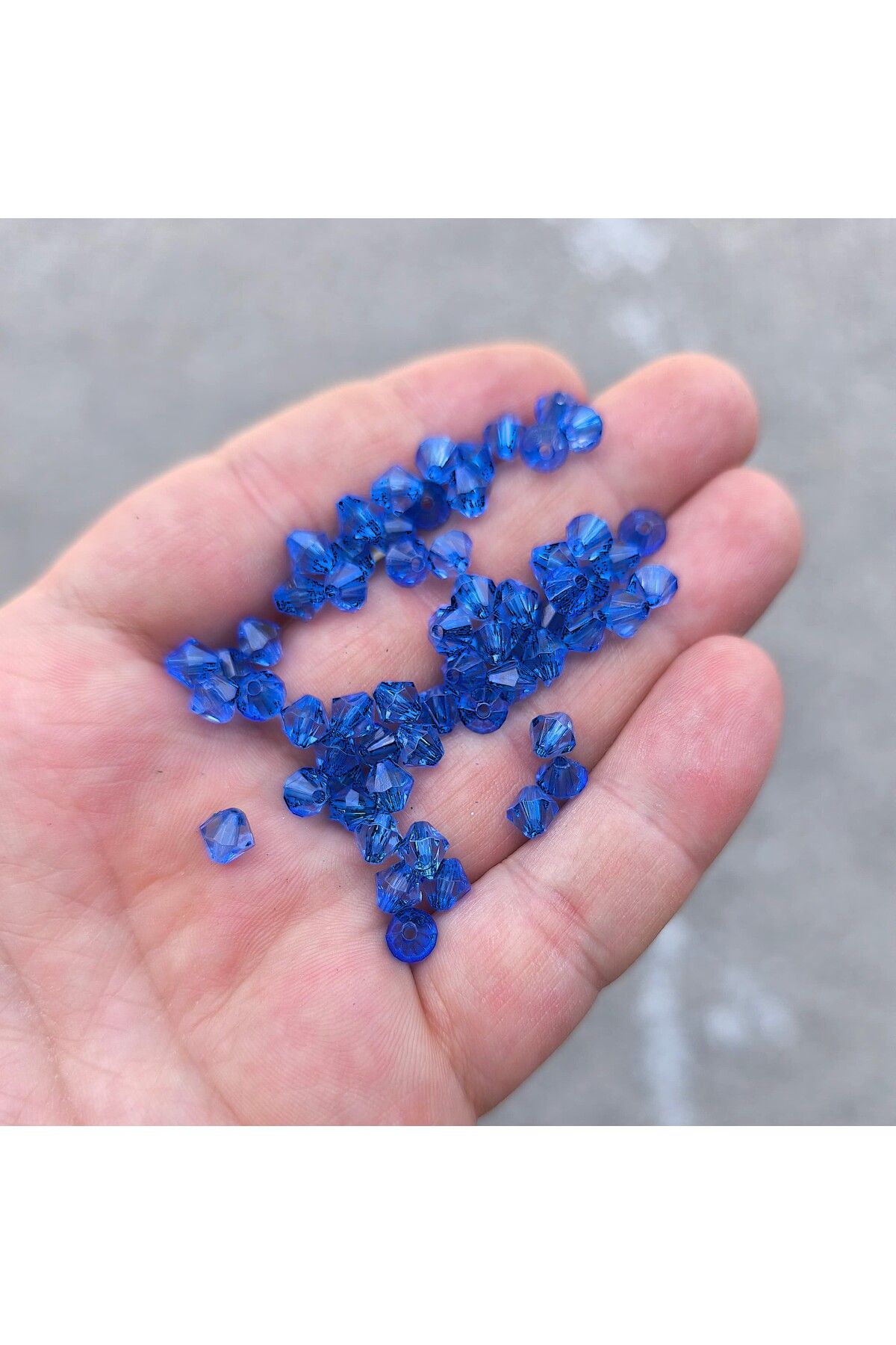 FlowerAksesuar 25 Gram (300 Adet) - 6 mm Piramit Boncuk, Kristal Boncuk, Plastik Takı Boncuğu, Mavi Renk