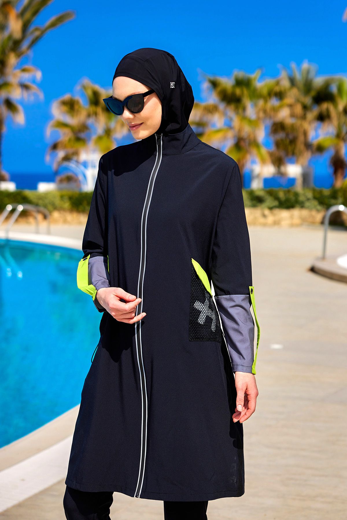 Marina Swimwear Siyah Tam Kapalı Mayo – Stoperli, Su Tahliyeli ve Sabitleme Düğmeli M2522