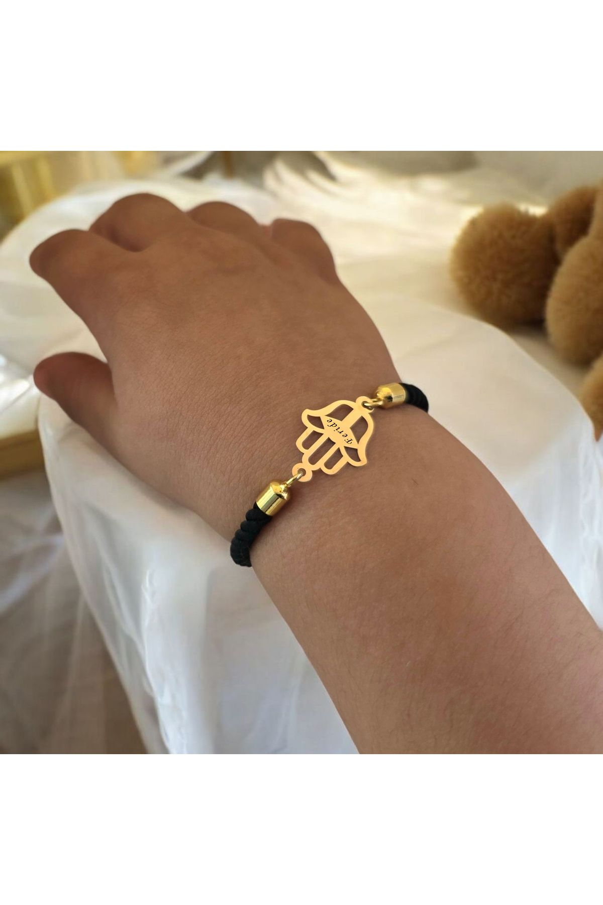 ARCHINO GOLD Feride İsmine Özel Hamsa Motifli 14 Ayar Altın Plakalı Siyah İpek Örgülü Hediye Bileklik-509isim
