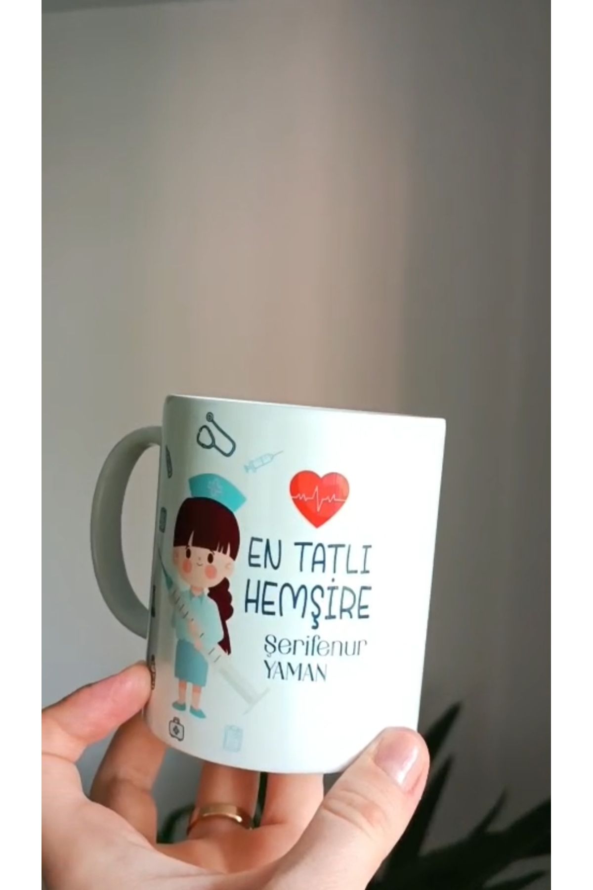 SERAMİK En Tatlı Hemşire İsme Özel Kupa Beyaz Renk