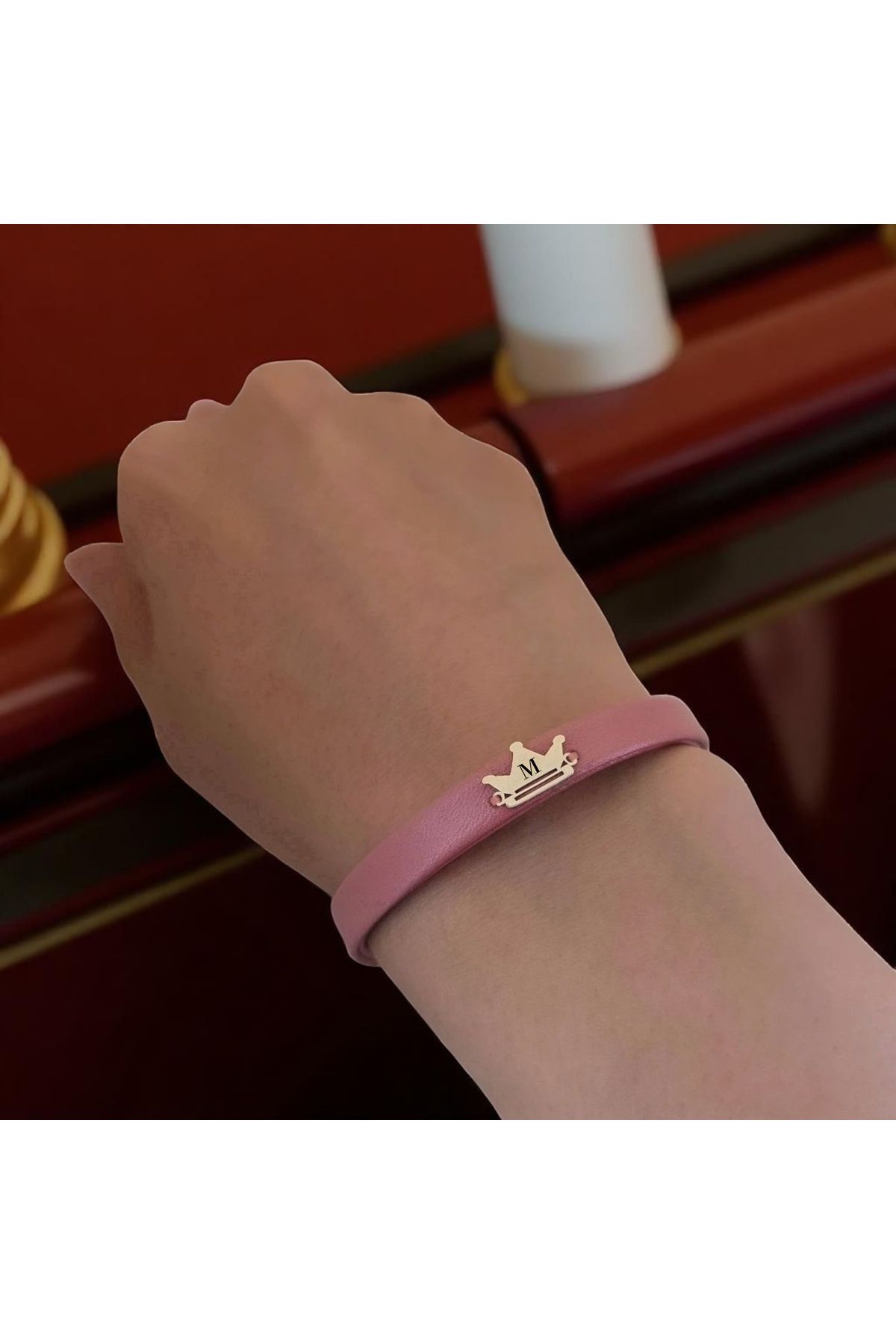 ARCHINO GOLD M Harfine Özel Doğal Açık Bordo Derili Taç Motifli 14 Ayar Altın Plakalı Hediye Bileklik-515harf