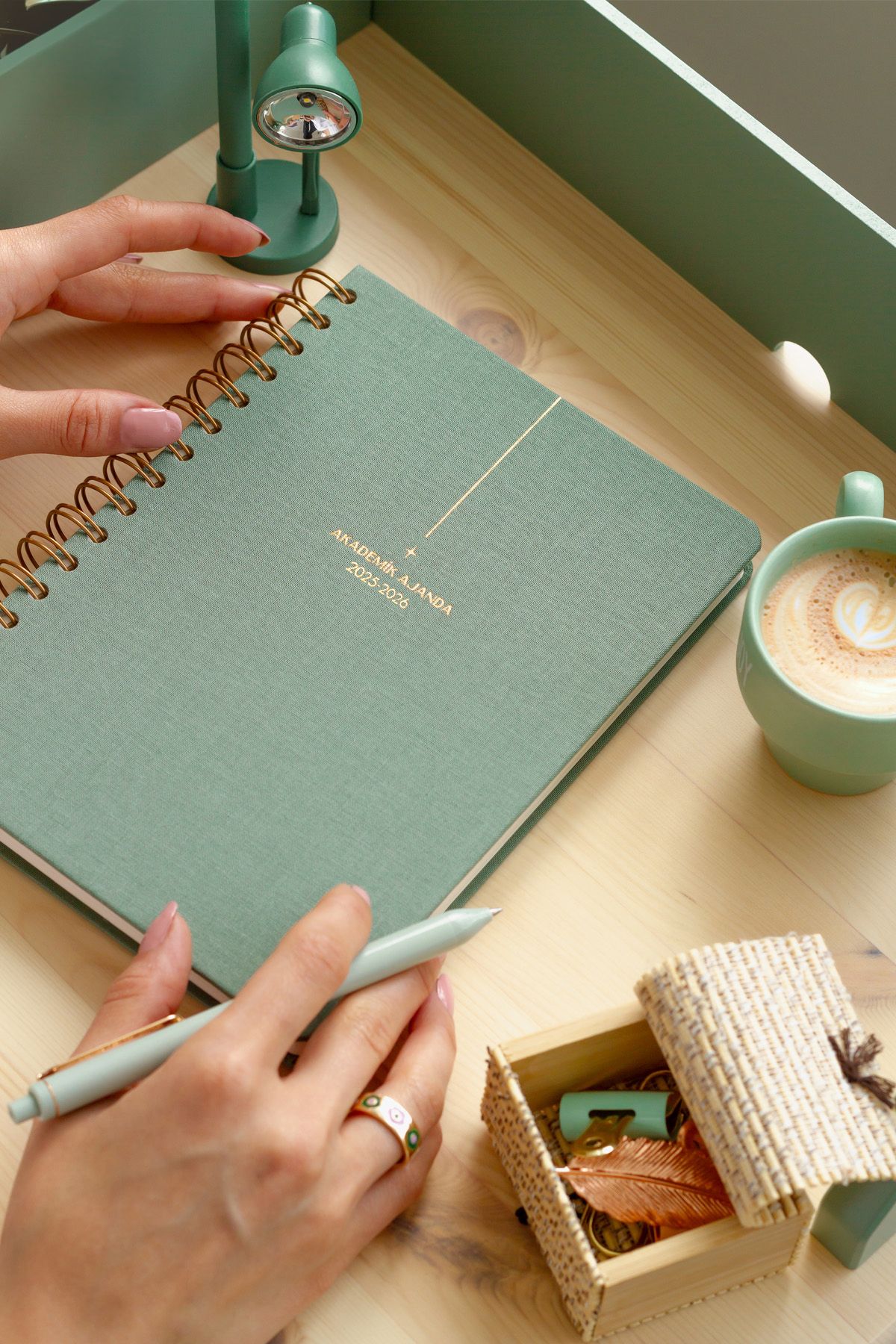Matt Notebook 2025-2026 A5 Keten Akademik Ajanda Spiralli 15x21 cm - 17 Aylık Yeşil