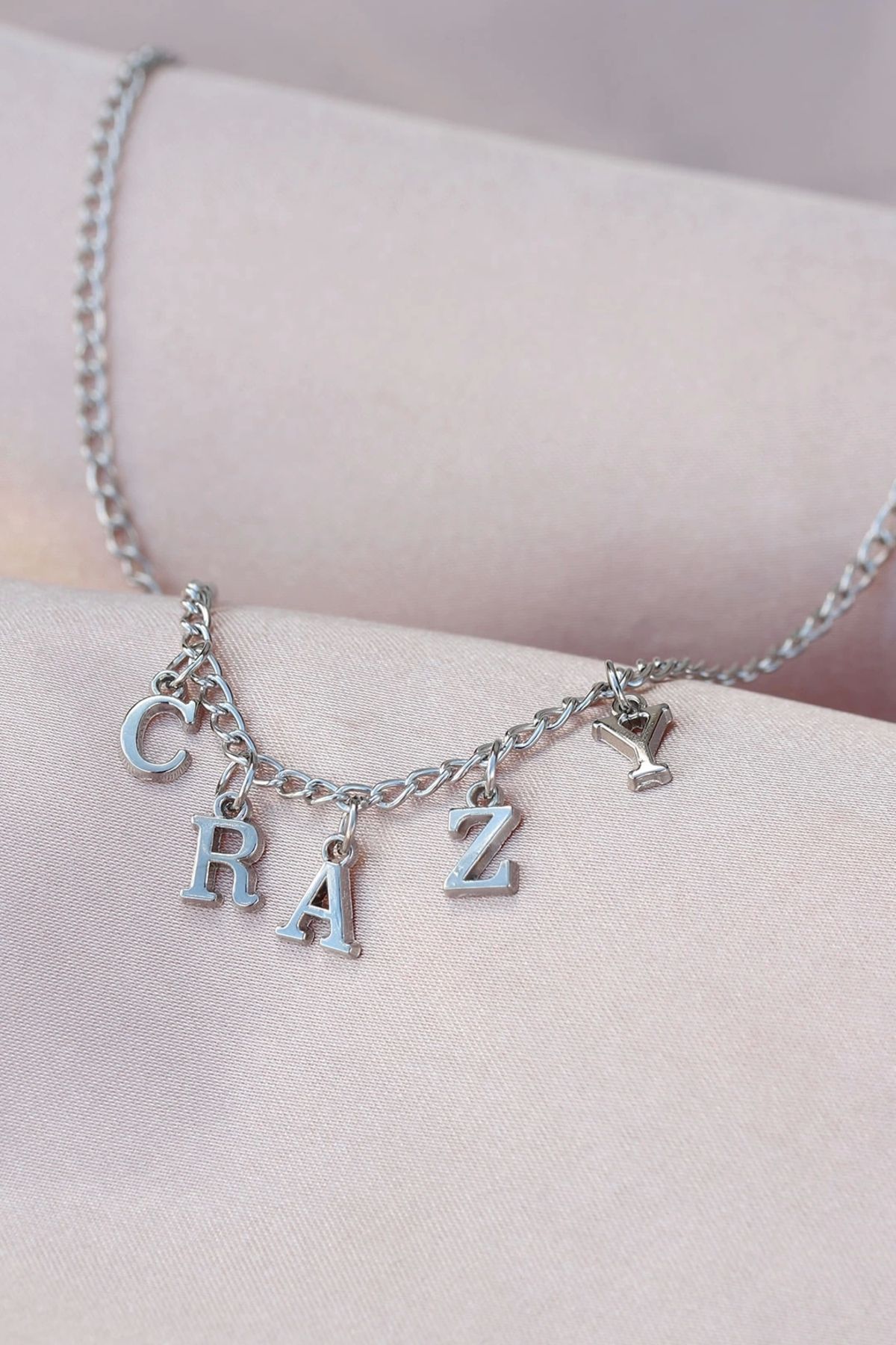 Clariss Yeni Sezon Crazy Yazılı Gümüş Renk Sallantılı Kadın Kolye