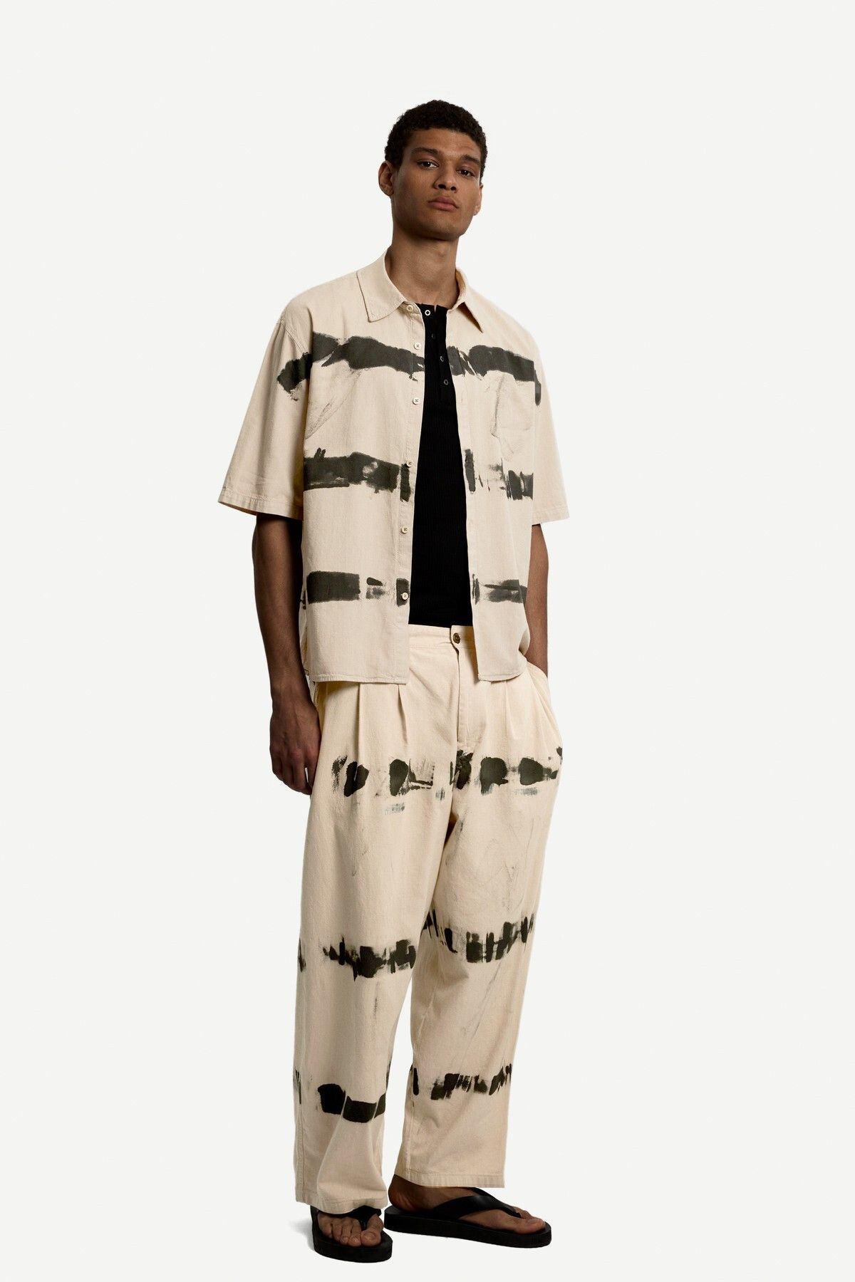 Bershka Batik desenli super baggy fit pantolon
