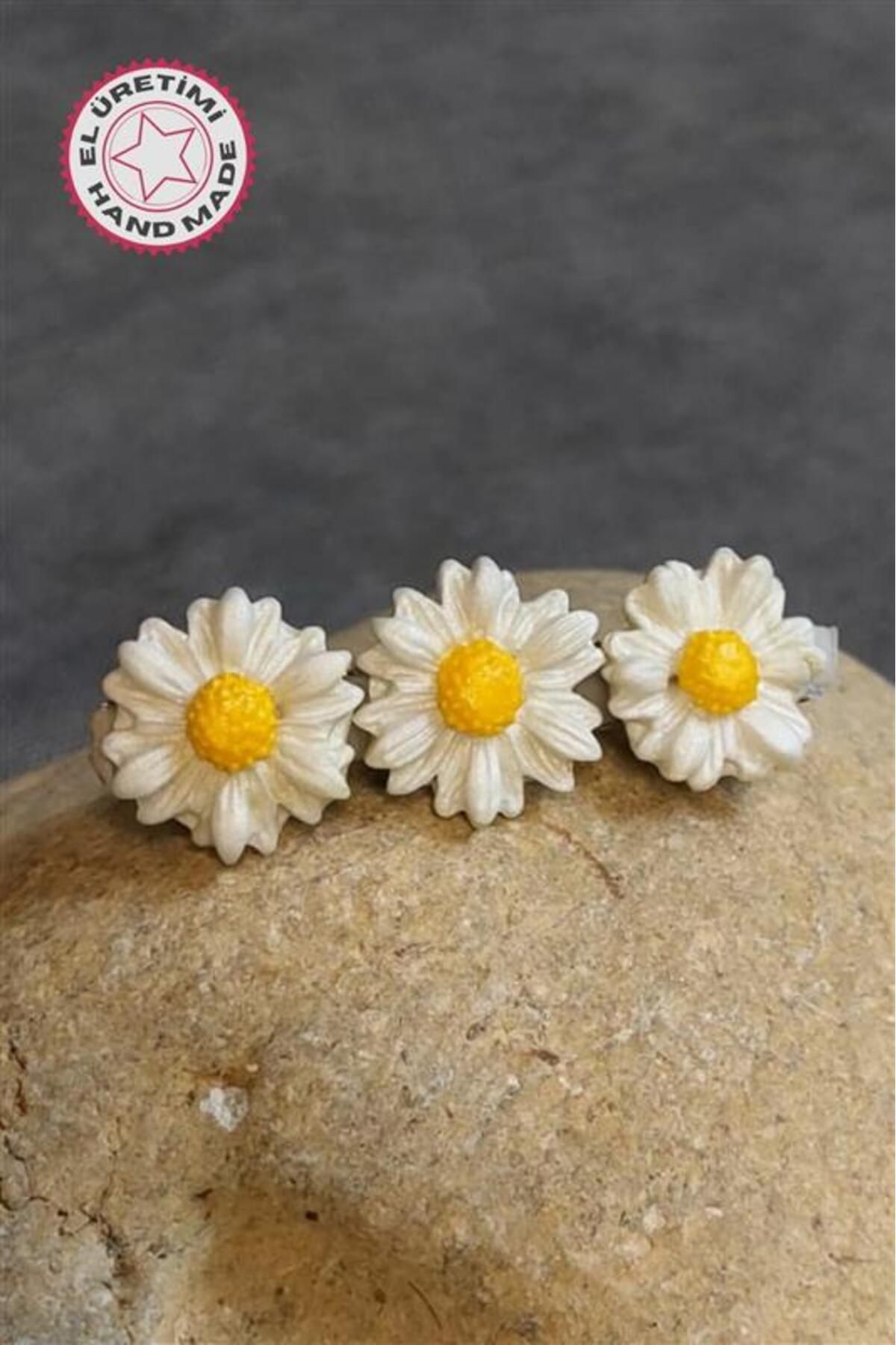 Uretti - Hülya 6683 4149 El Yapımı Polimer Kil Beyaz Papatya Çiçeği Tasarımlı Saç Tokası / 6 cm