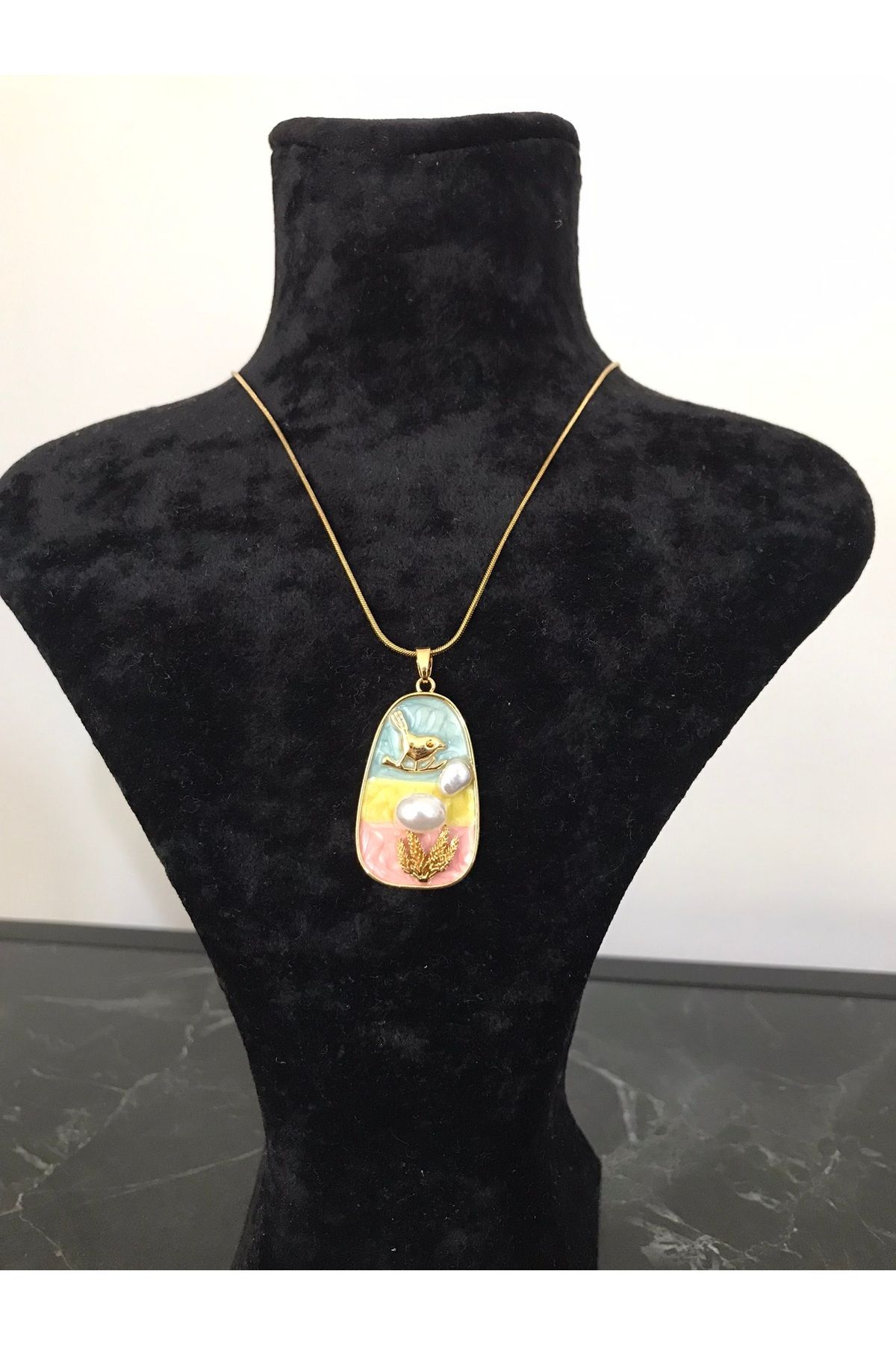 shop MİNE MODEL PASTEL MAVİ SARI PEMBE RENKLİ İNCİLİ KUŞ DETAYLI PLAKA KOLYE ÇELİK