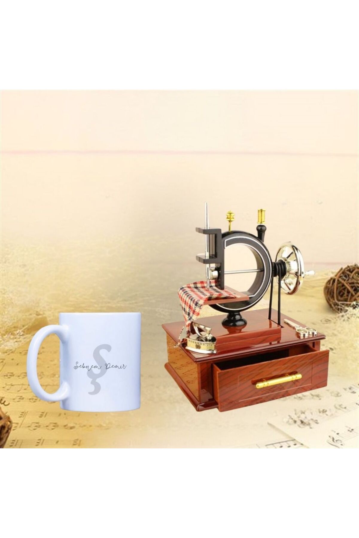 gifttime Kişiye Özel Nostaljik Dikiş Makinesi Müzik Kutusu ve Bardak Hediye Seti