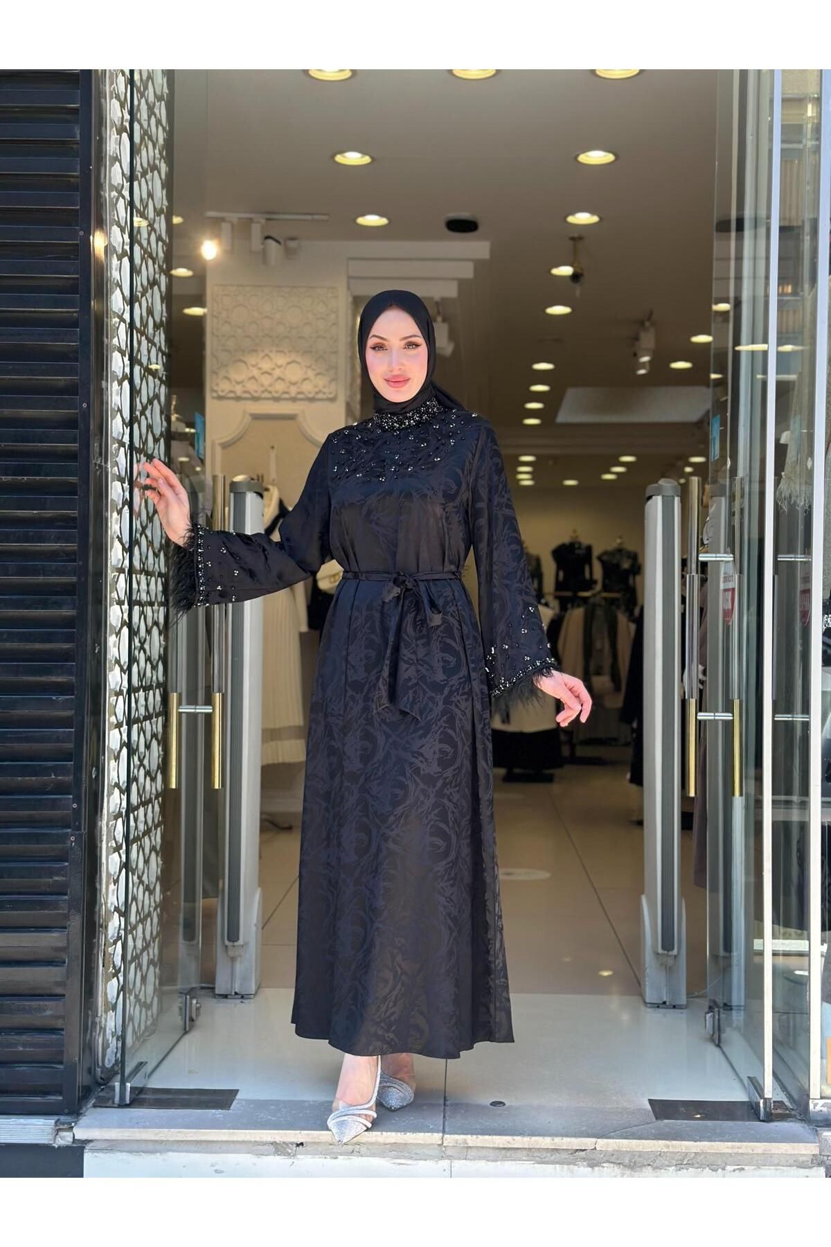 MODA TAŞ VE TÜY DETAYLI ELBİSE