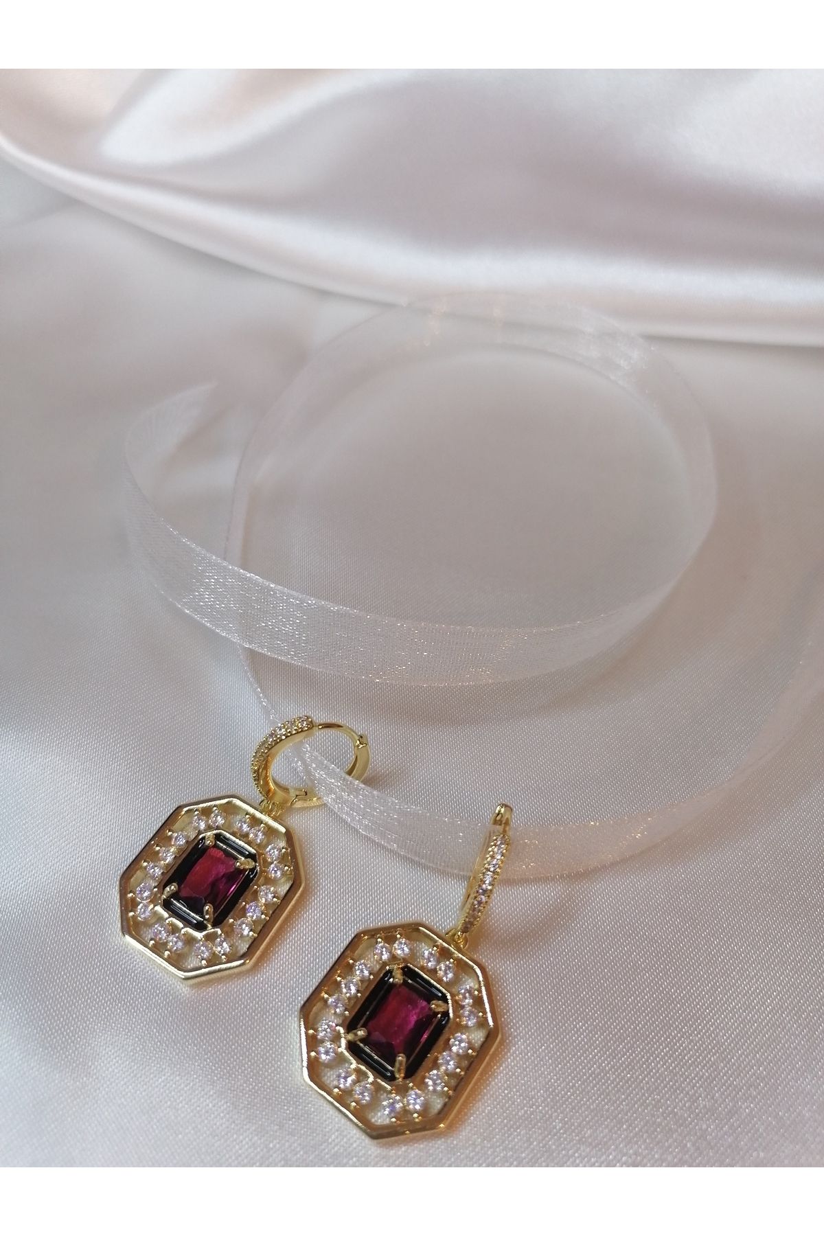 Lailis accessories kırmızı baget taşlı gold küpe